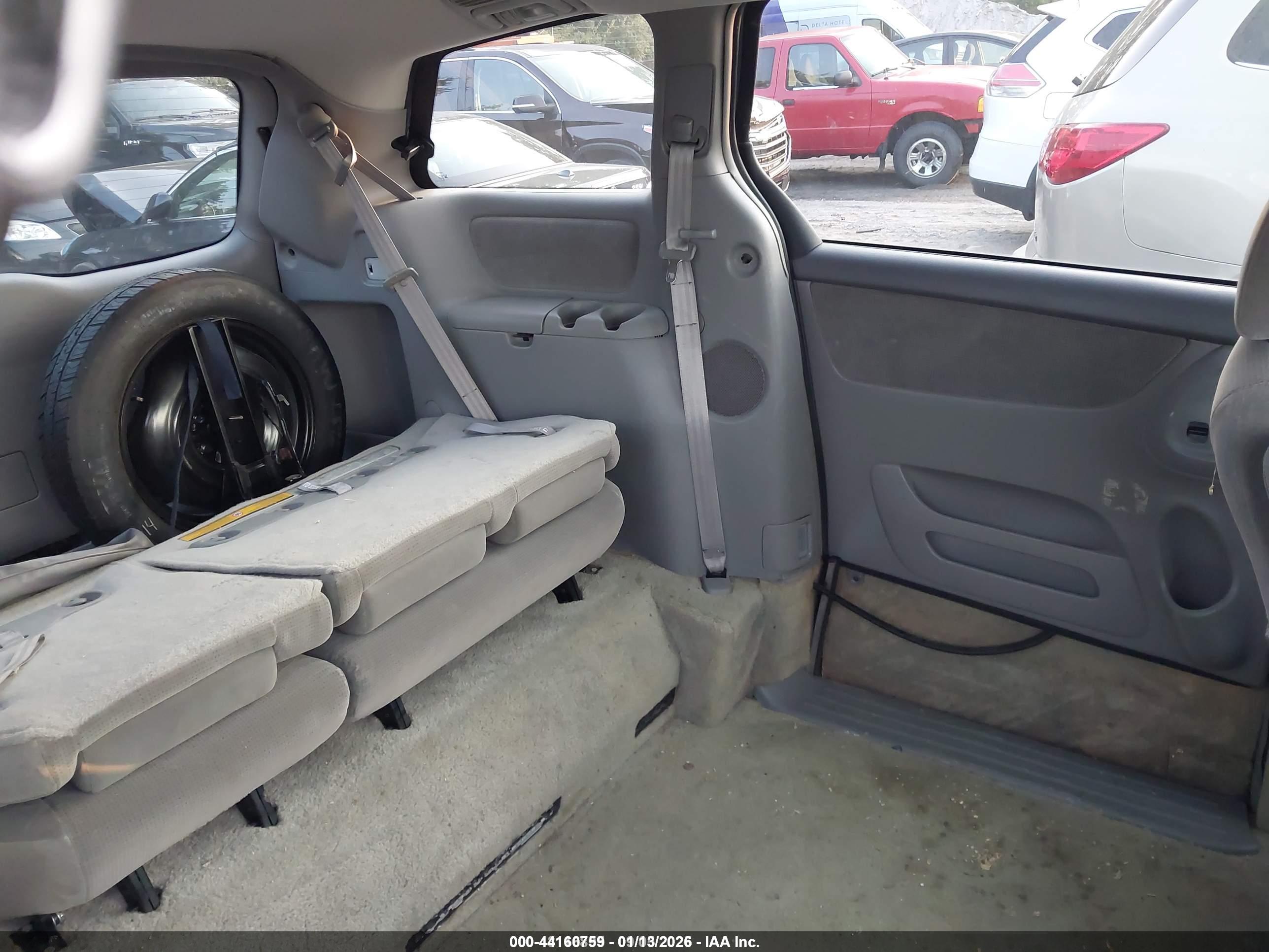 TOYOTA SIENNA image 8