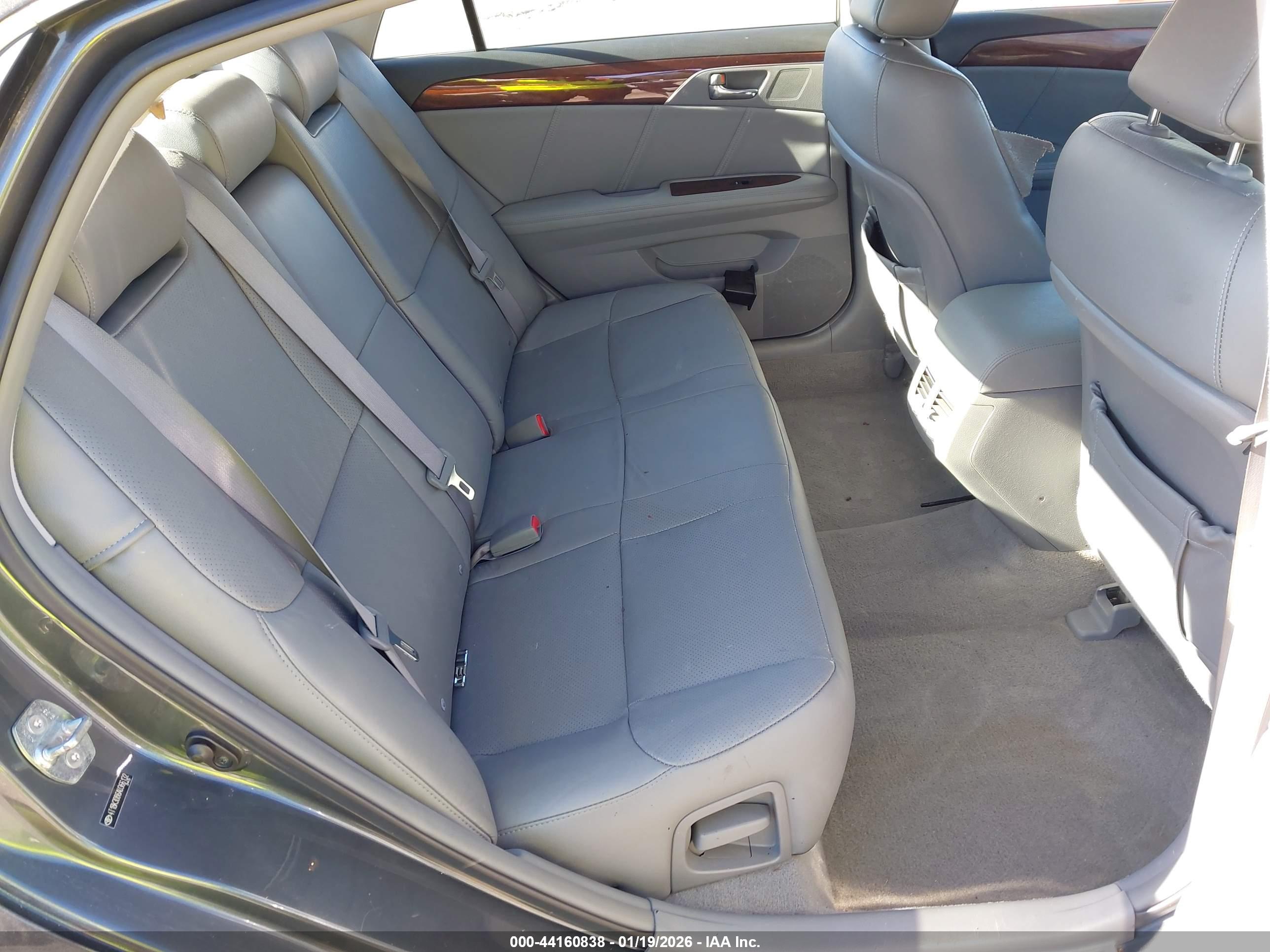 TOYOTA AVALON image 8