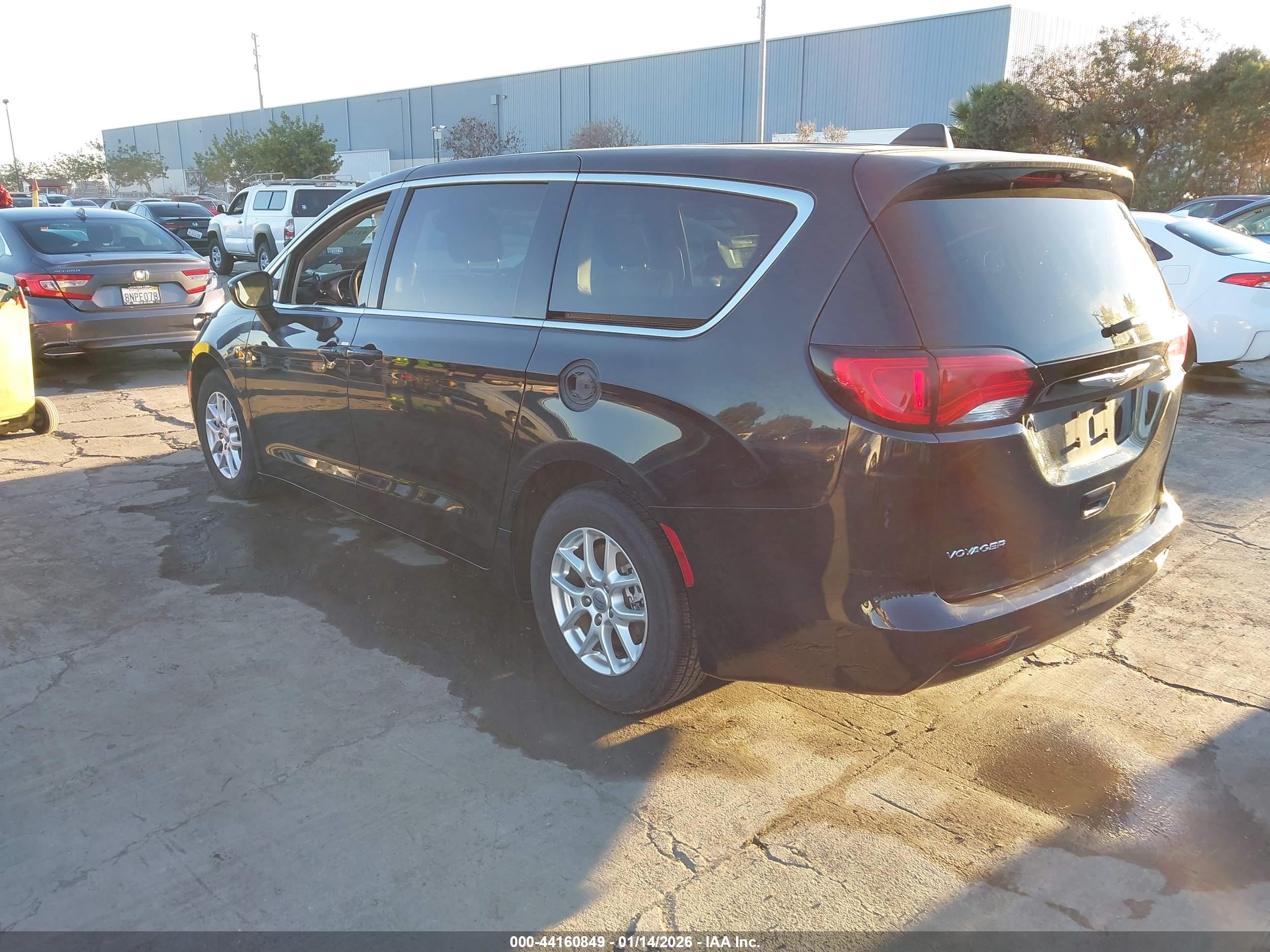 CHRYSLER VOYAGER image 3