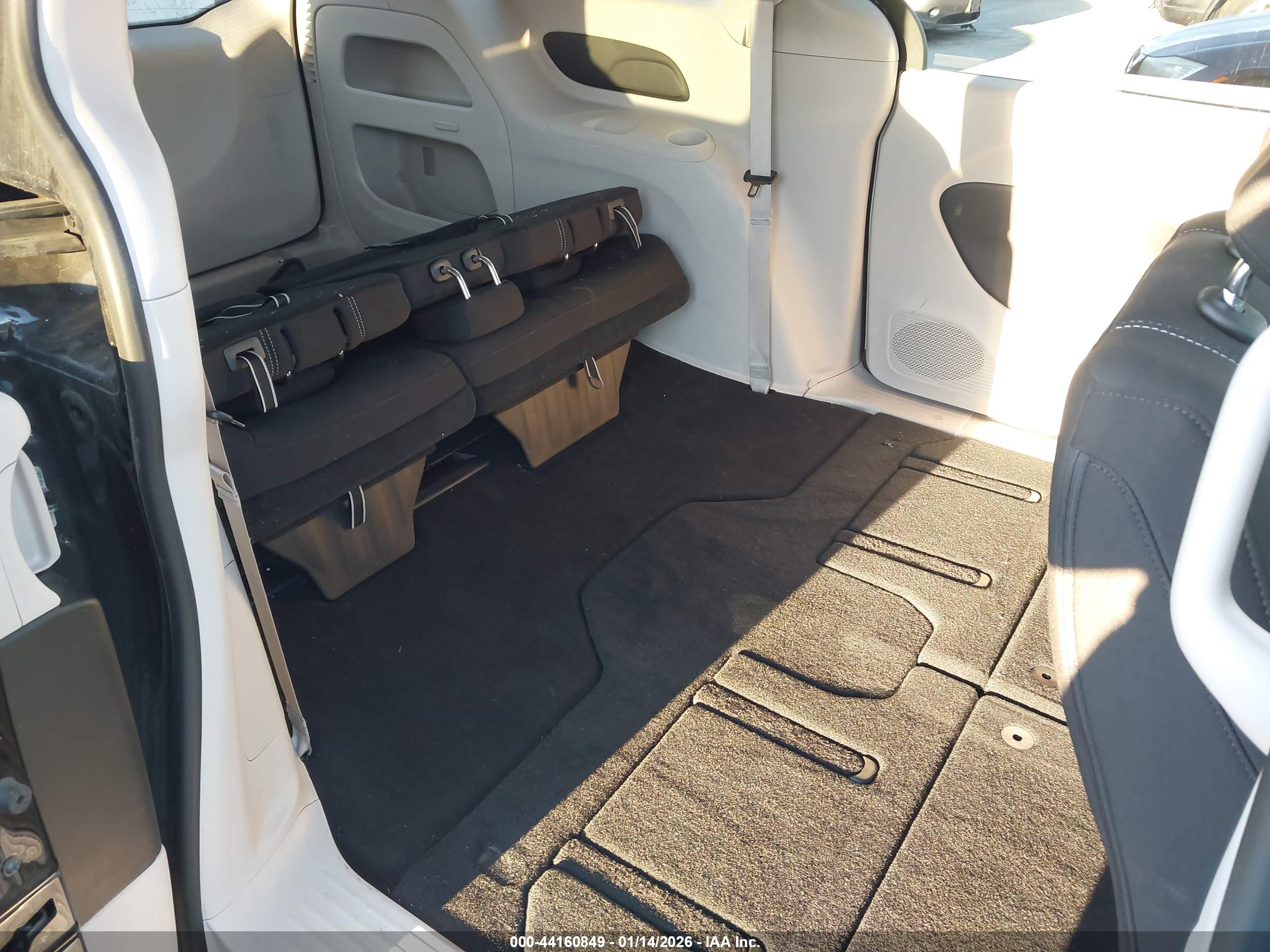 CHRYSLER VOYAGER image 8