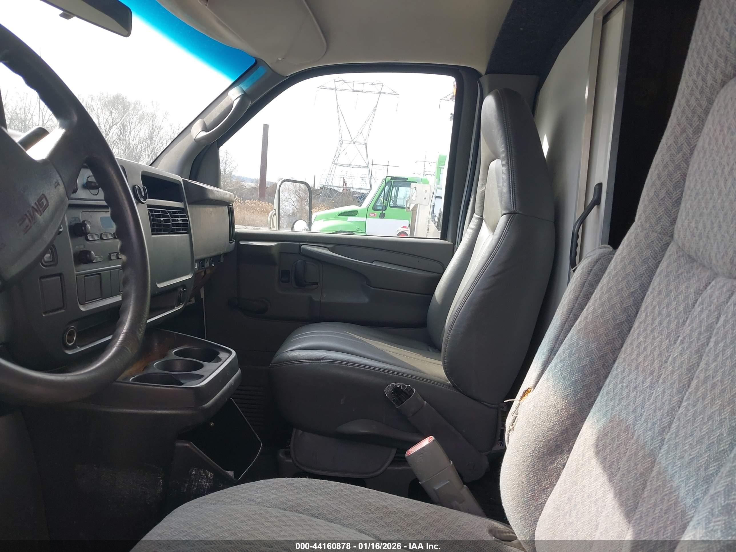 GMC SAVANA image 8