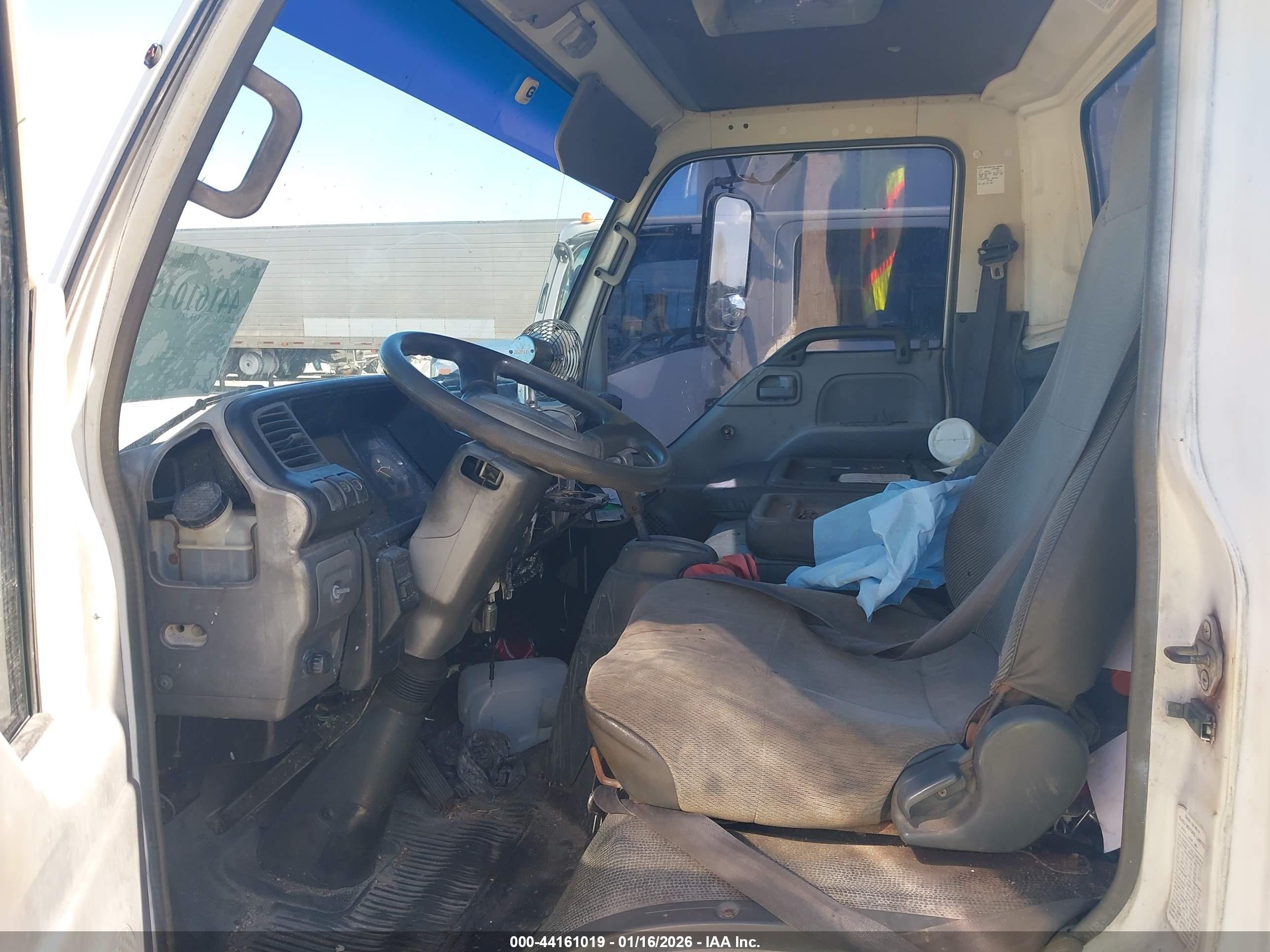 ISUZU NPR image 7