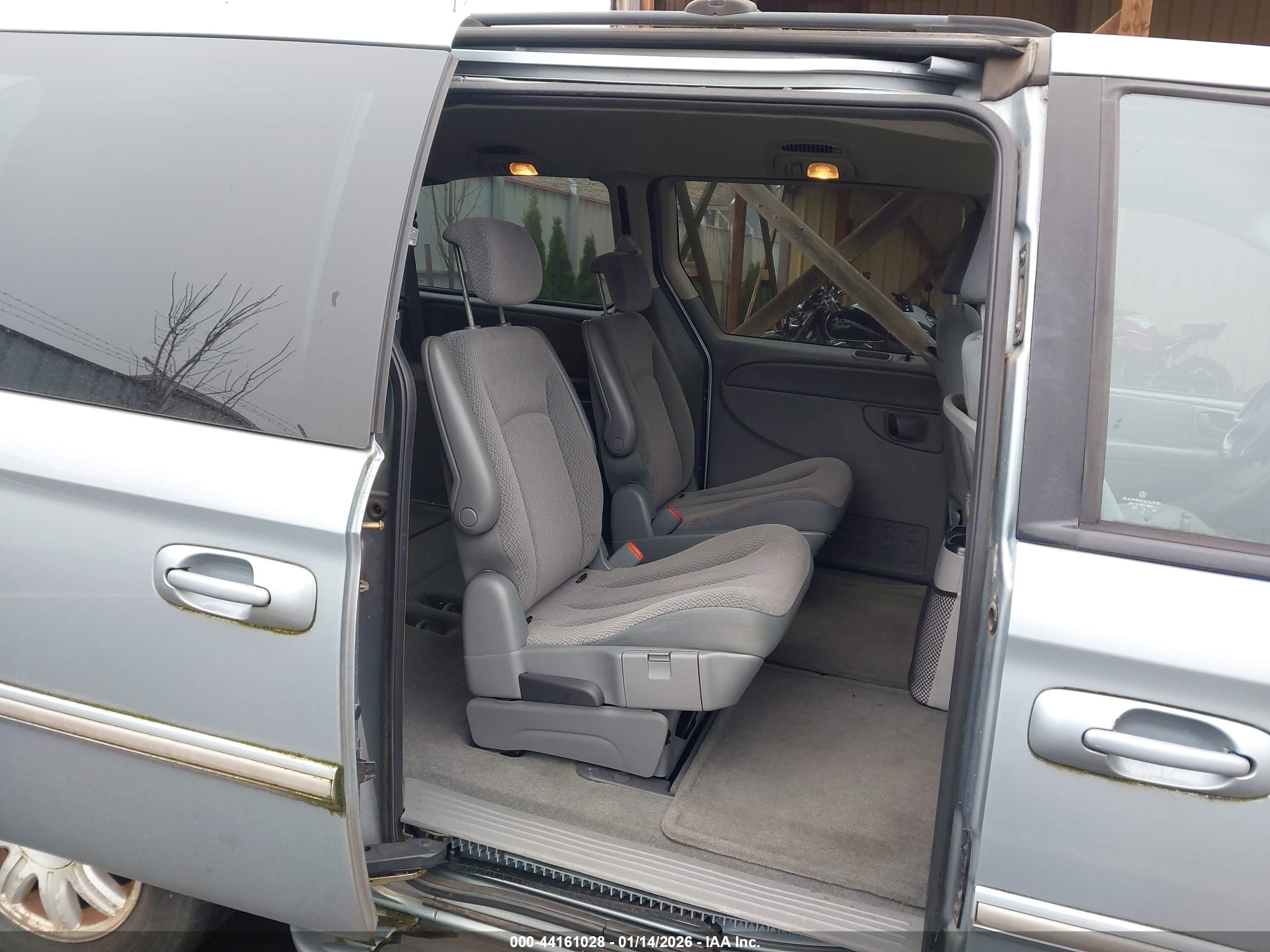 CHRYSLER TOWN image 8