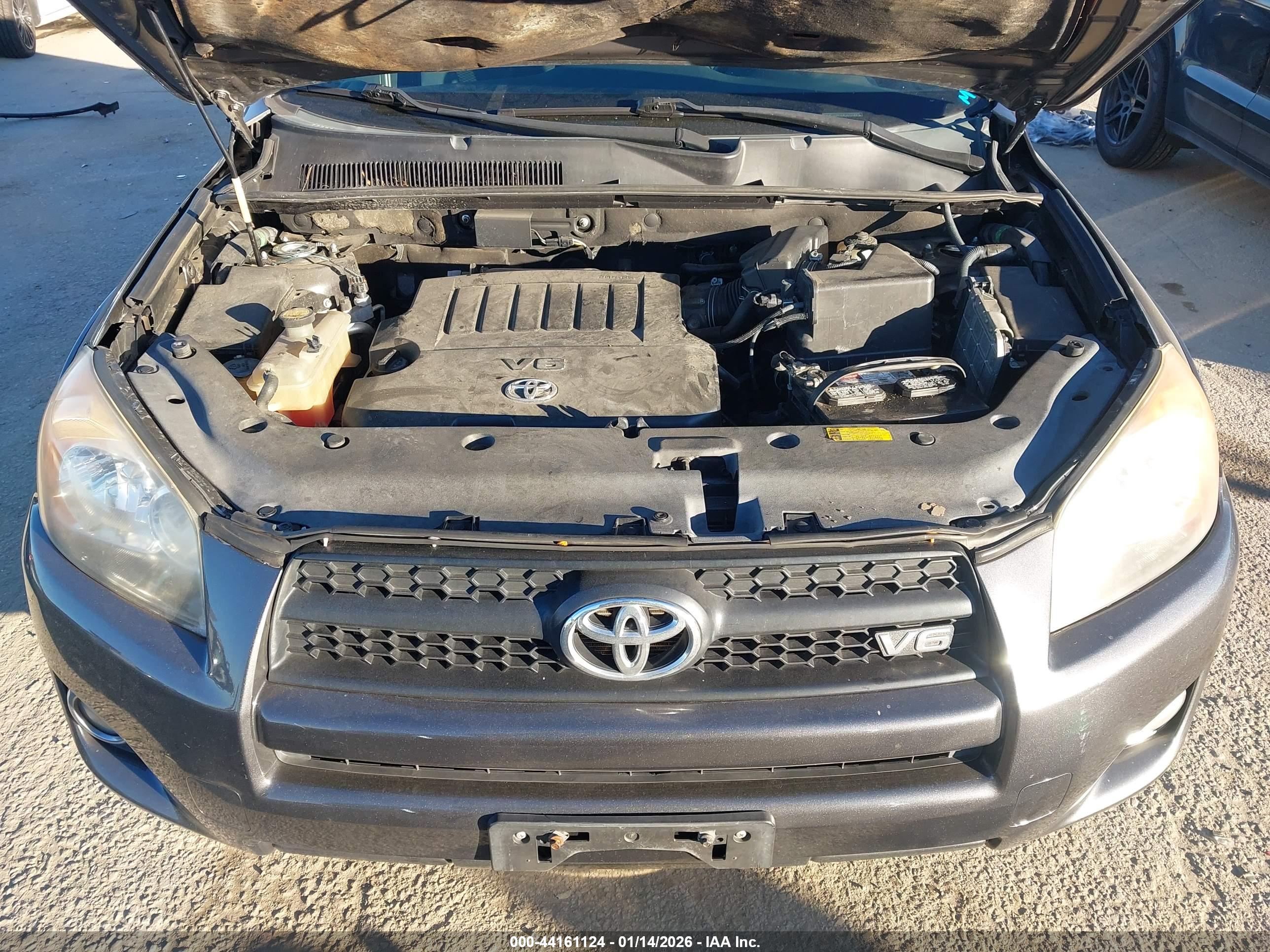 TOYOTA RAV4 image 10