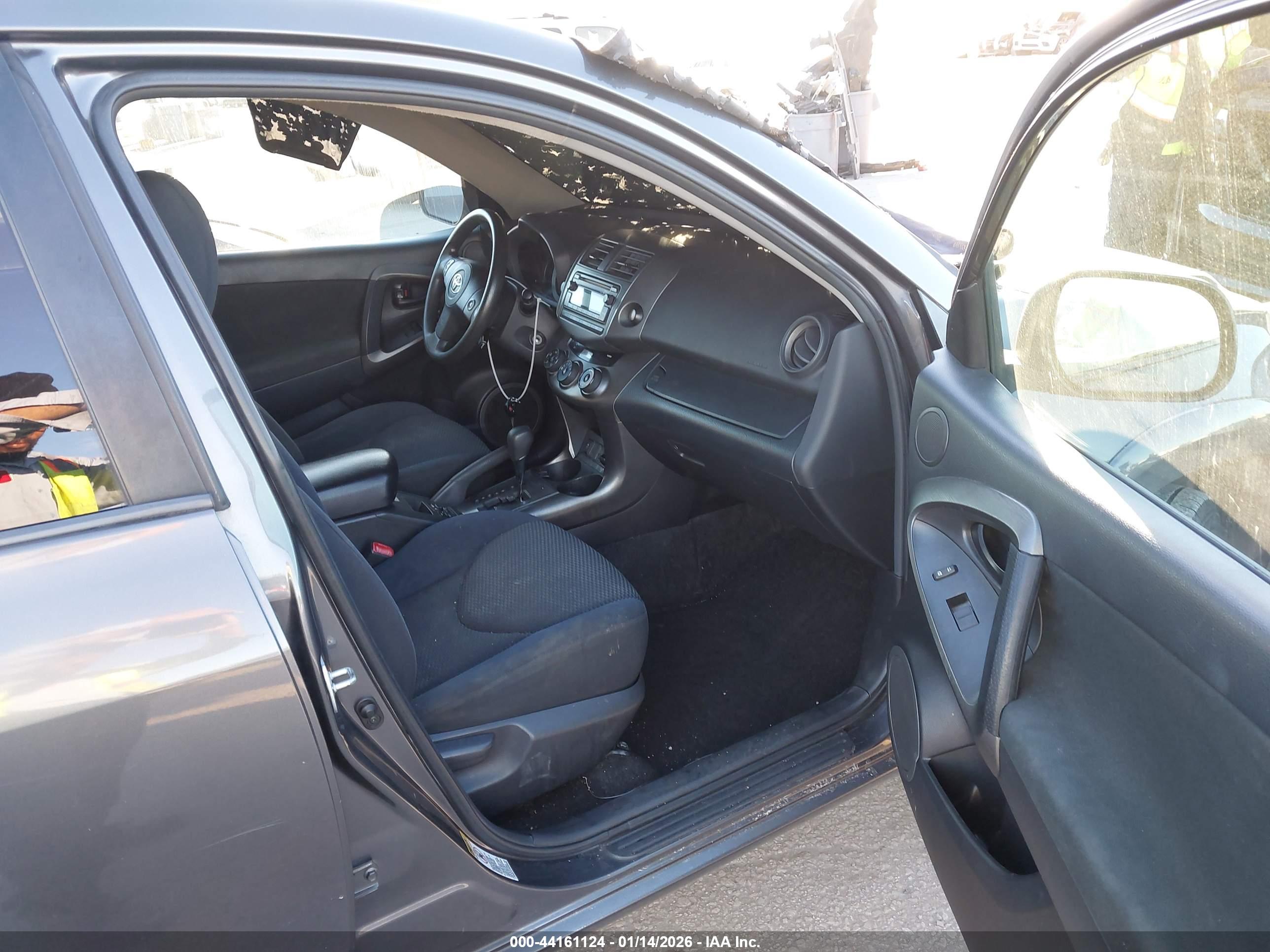 TOYOTA RAV4 image 5