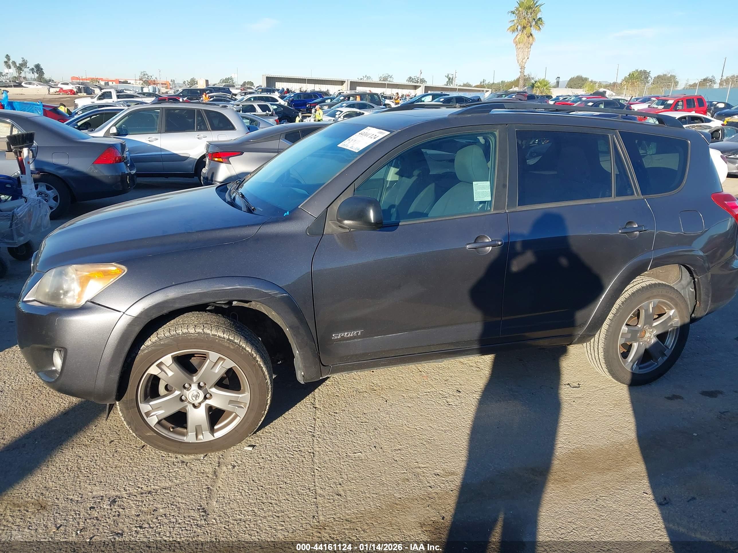 TOYOTA RAV4 image 6