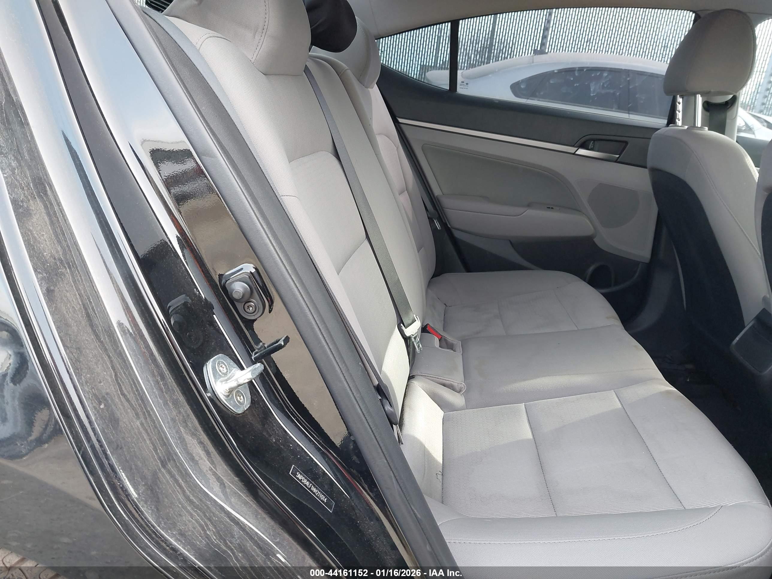 HYUNDAI ELANTRA image 8