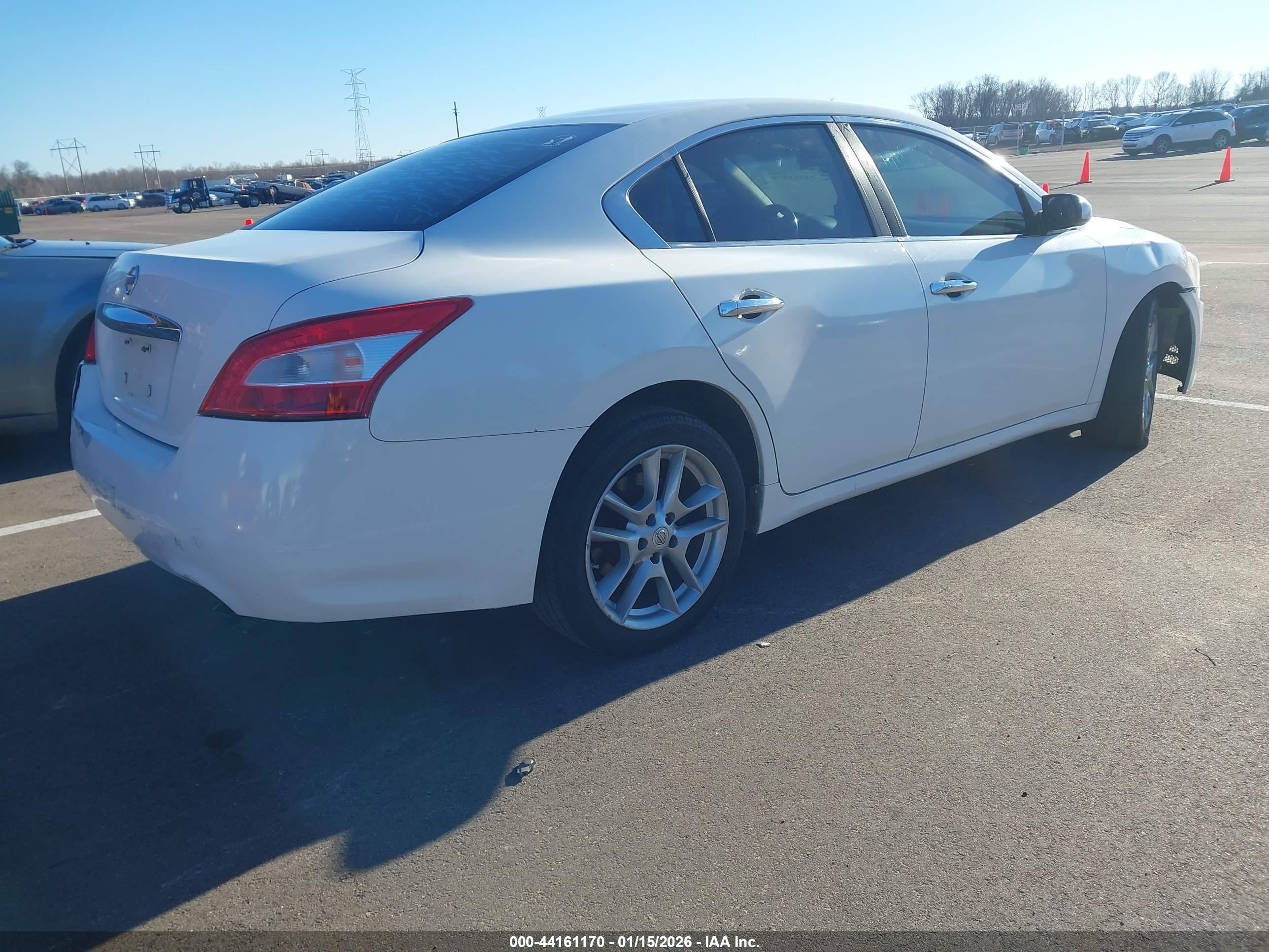 NISSAN MAXIMA image 4