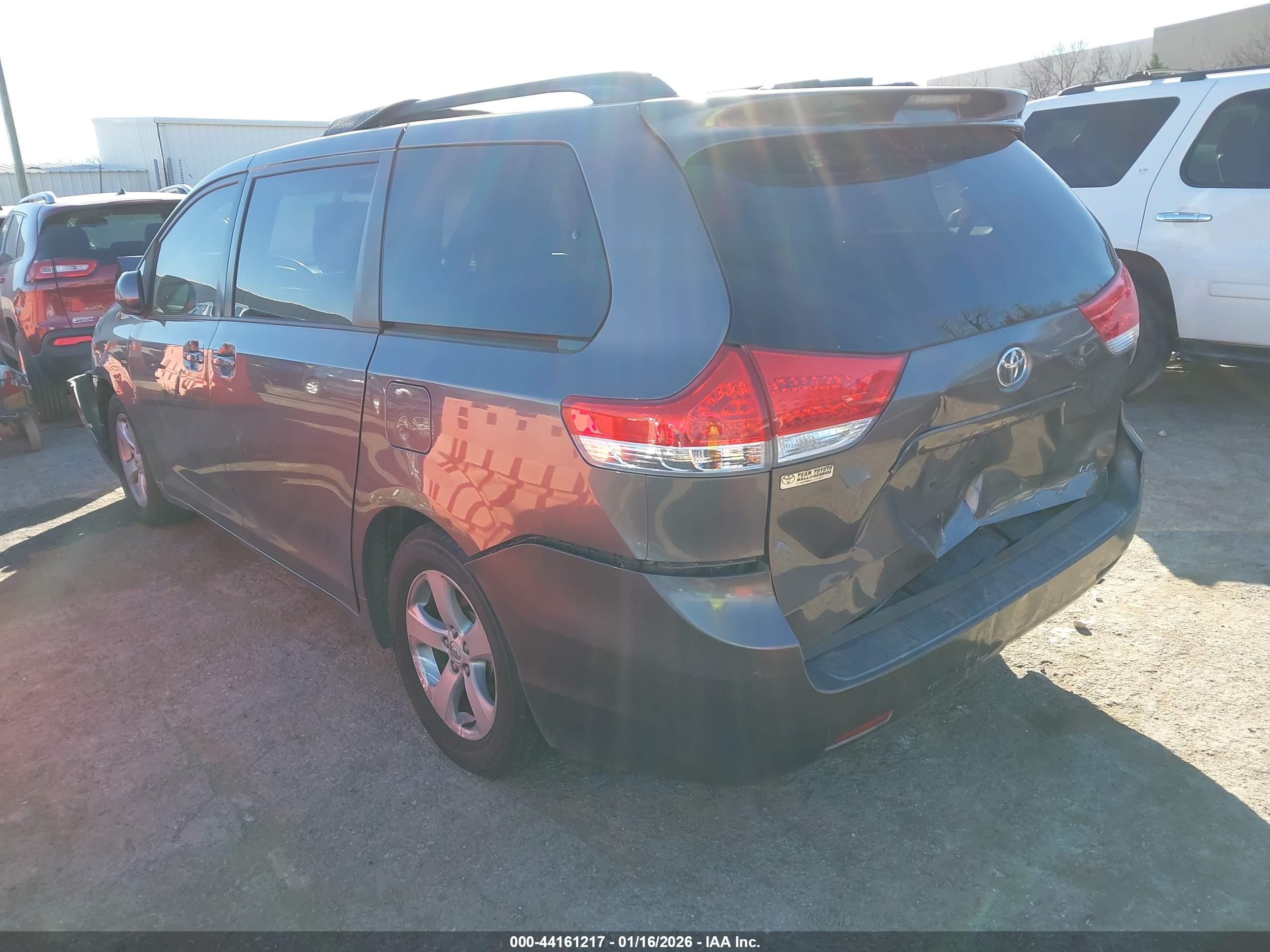TOYOTA SIENNA image 3