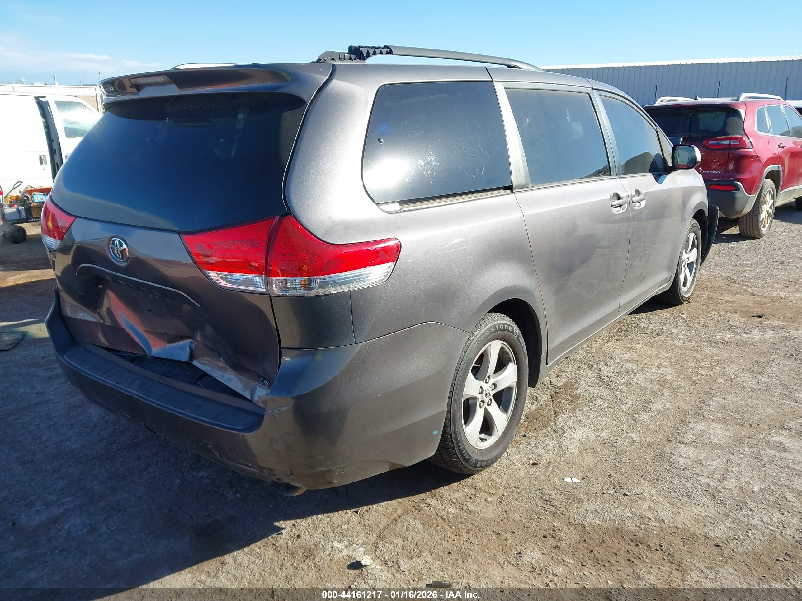 TOYOTA SIENNA image 4