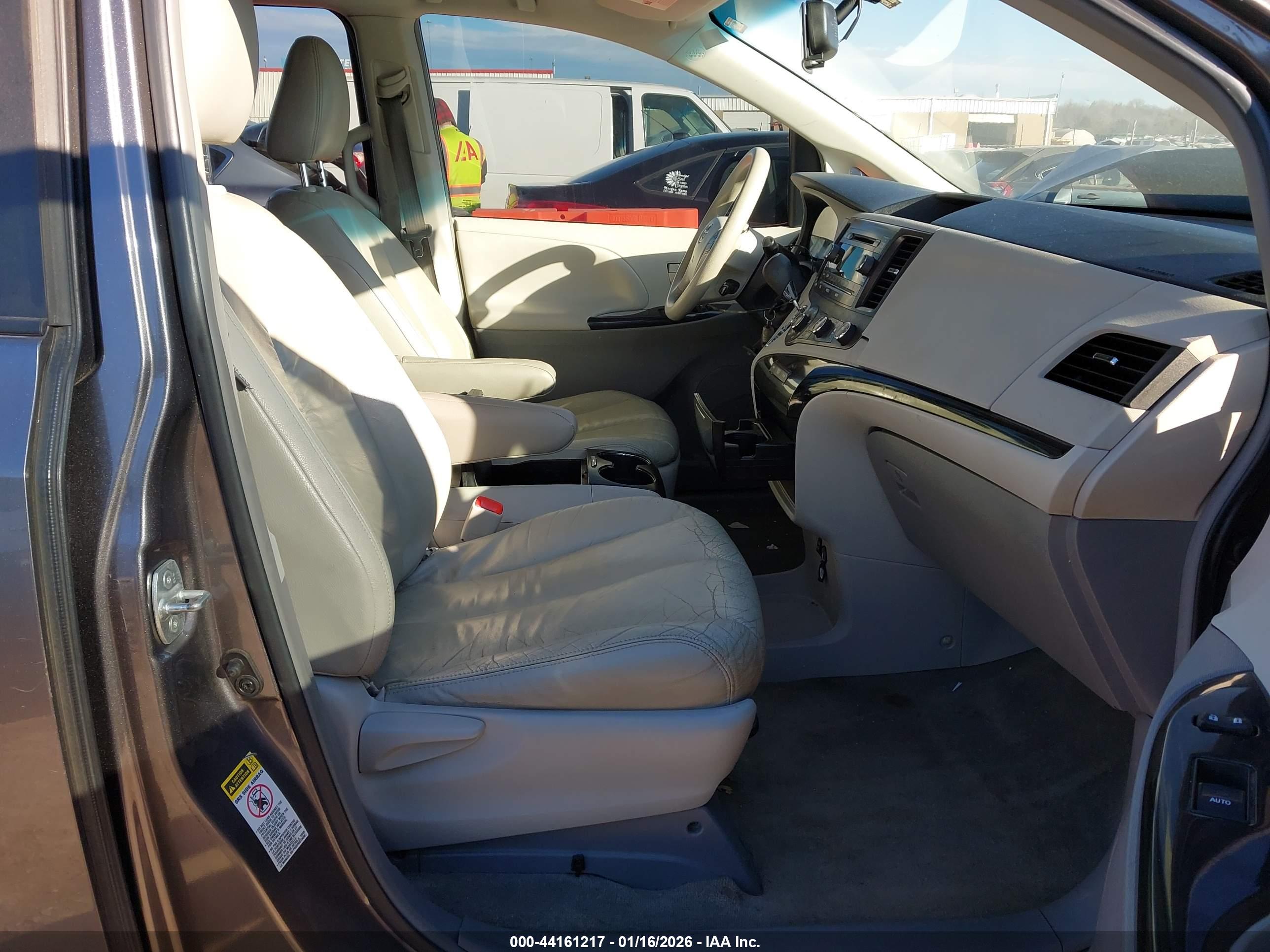 TOYOTA SIENNA image 5