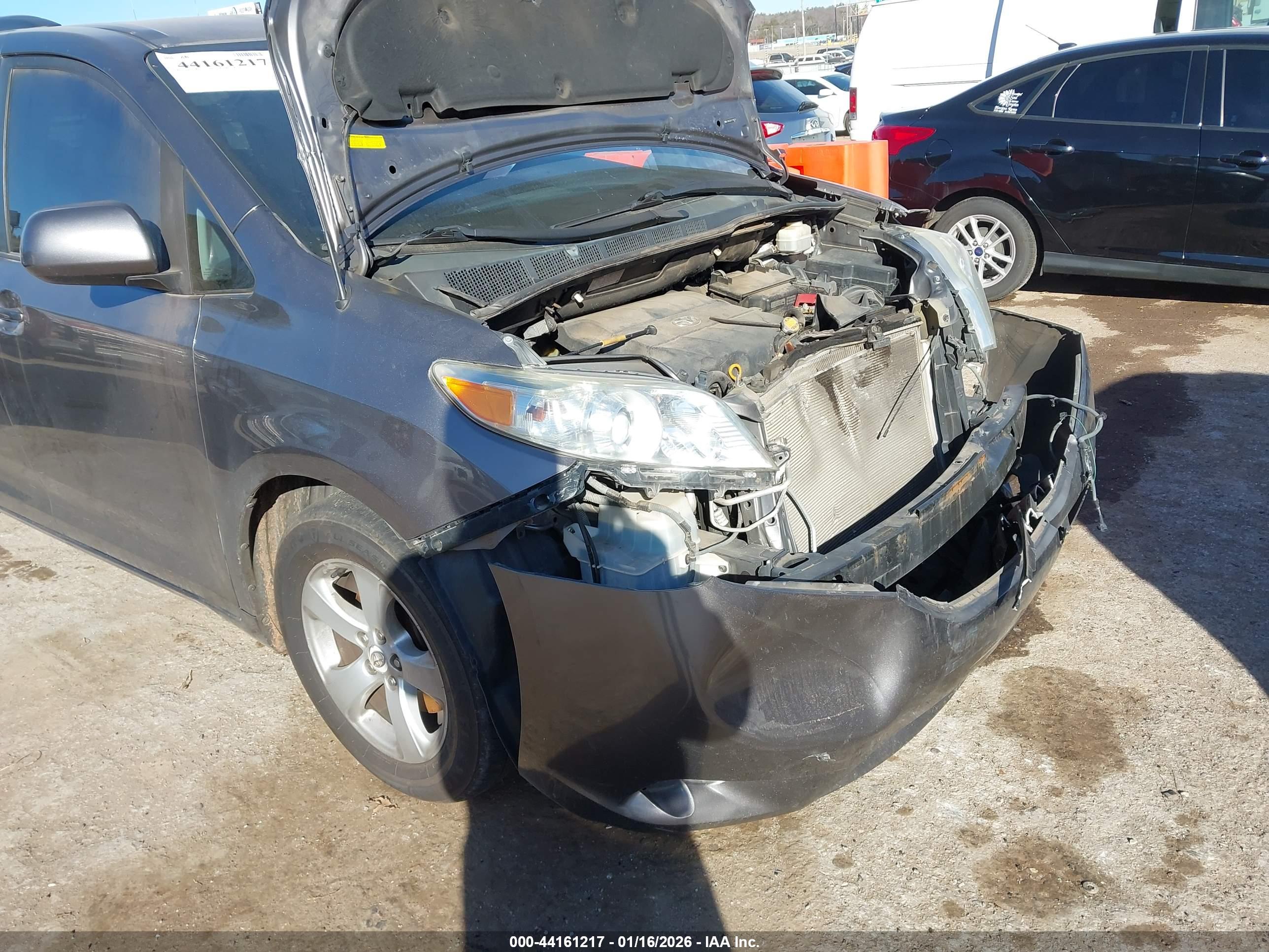 TOYOTA SIENNA image 6