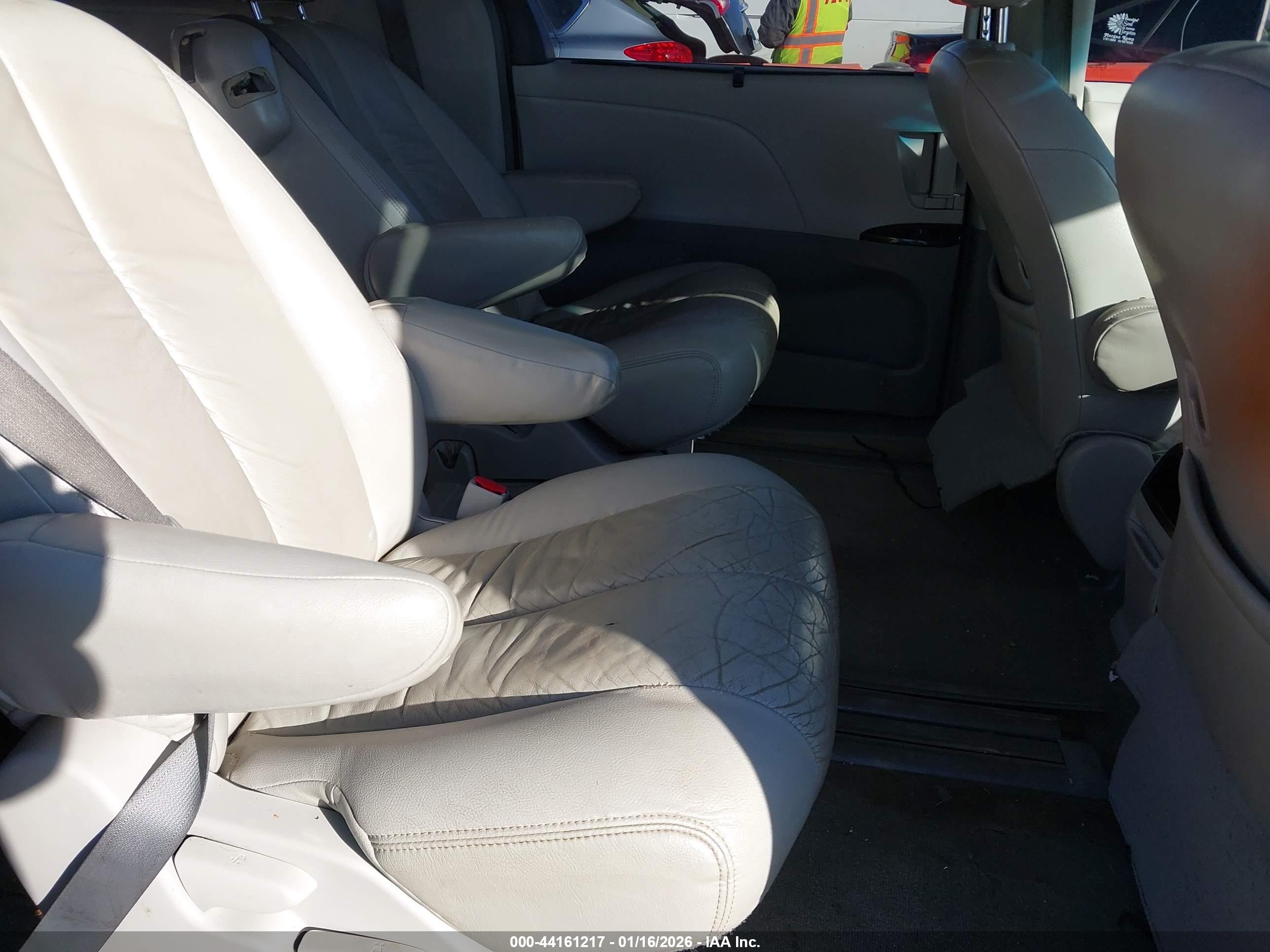 TOYOTA SIENNA image 8