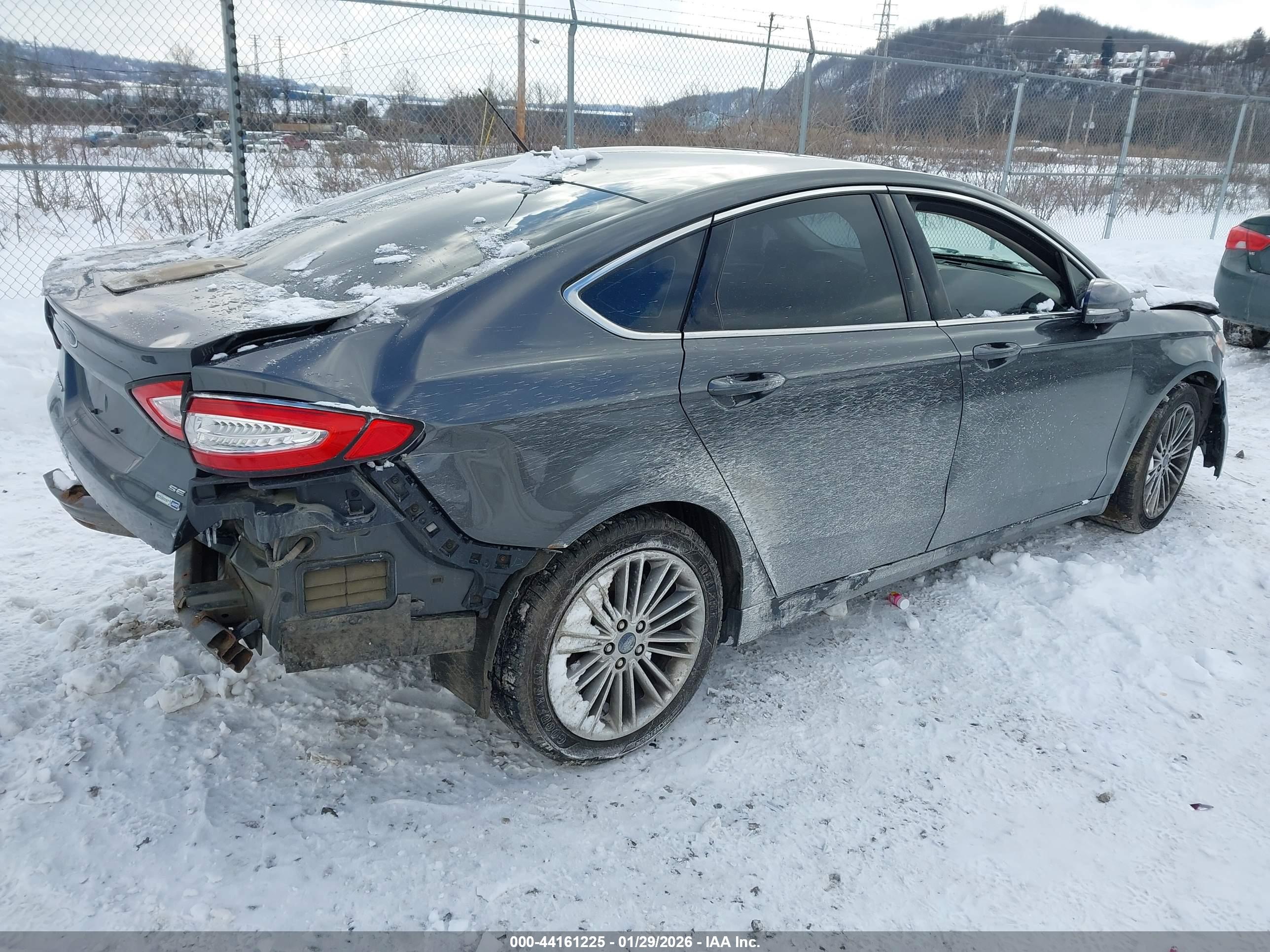 FORD FUSION image 4