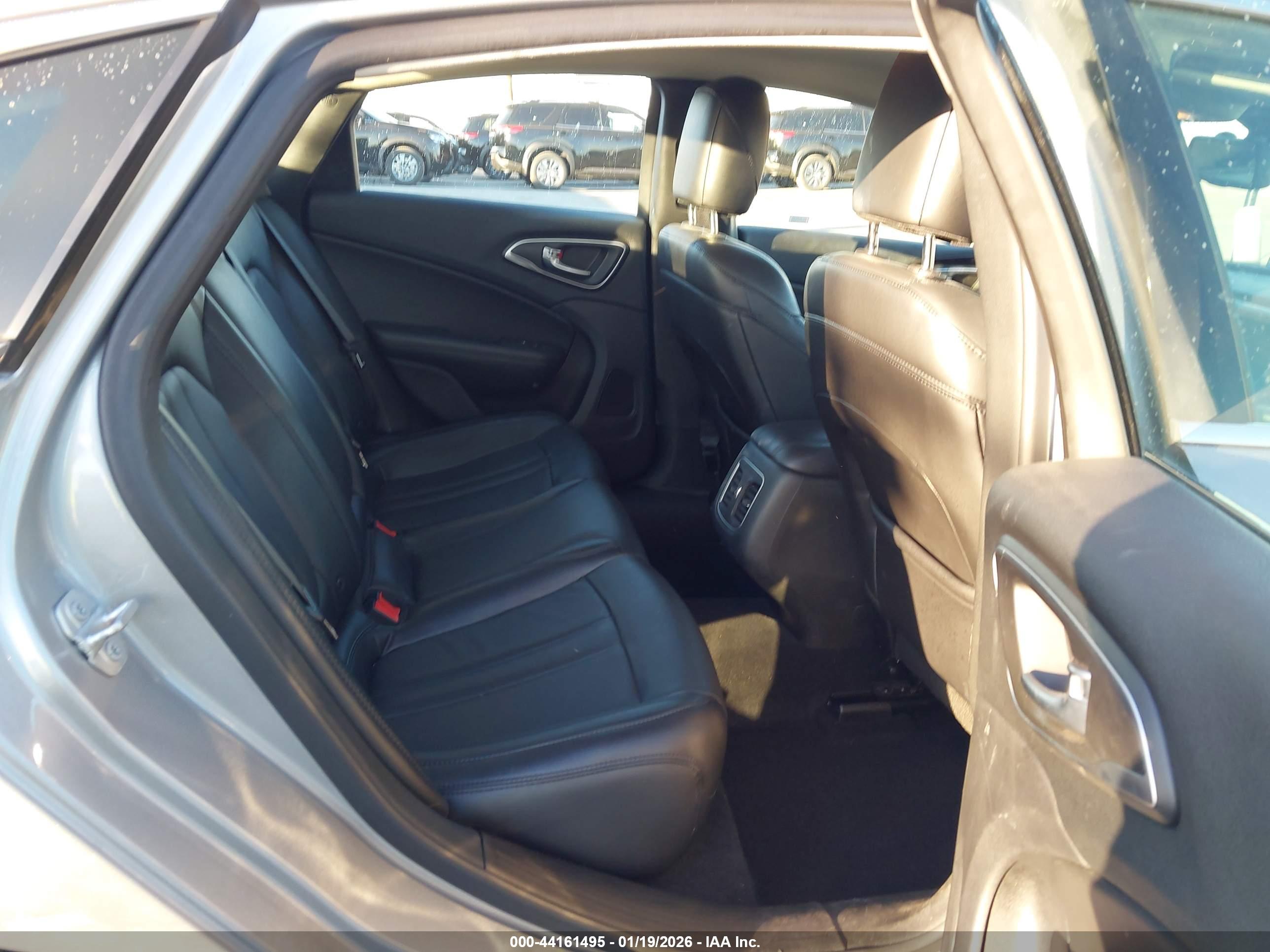 CHRYSLER 200 image 8