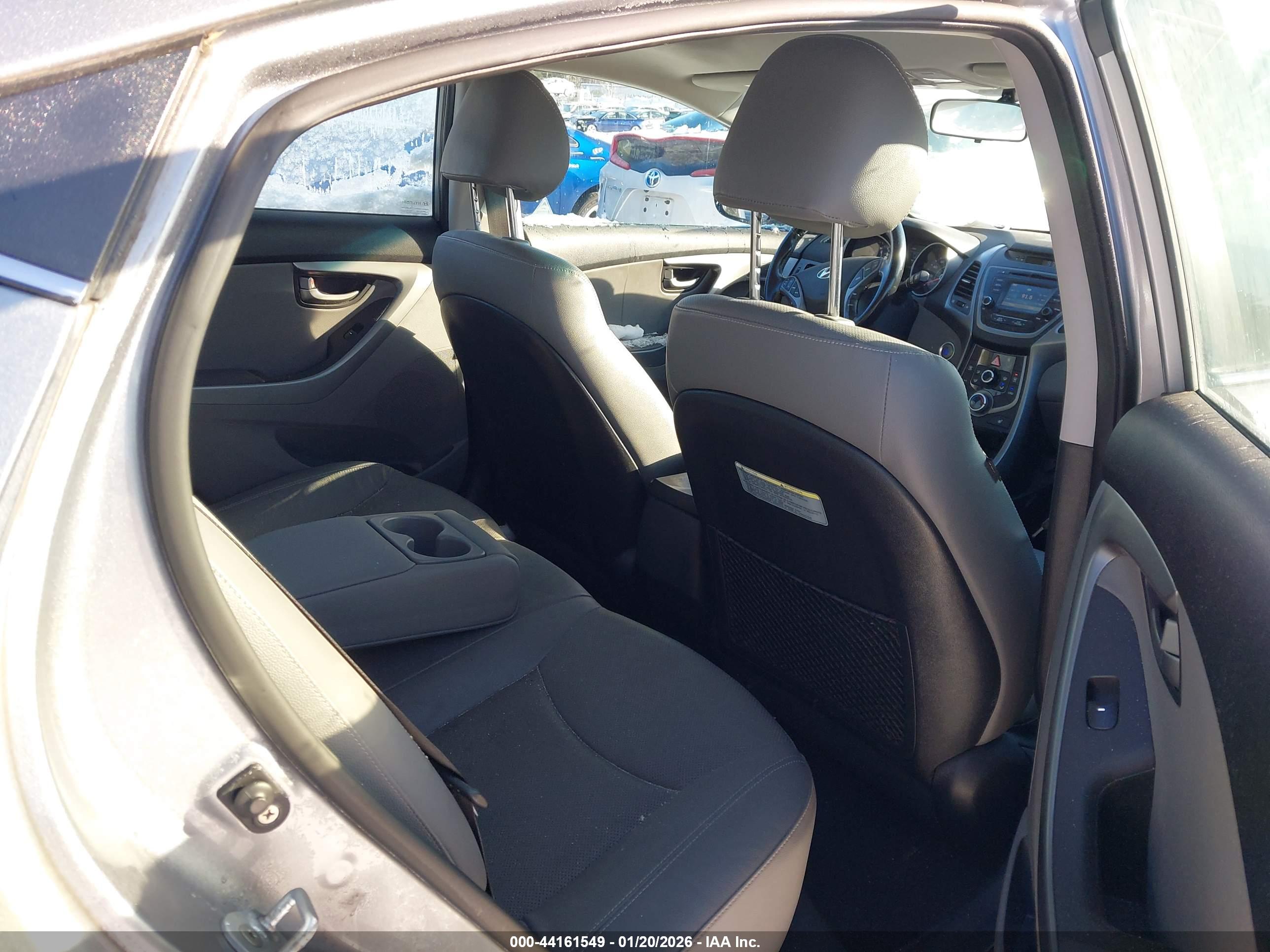HYUNDAI ELANTRA image 8