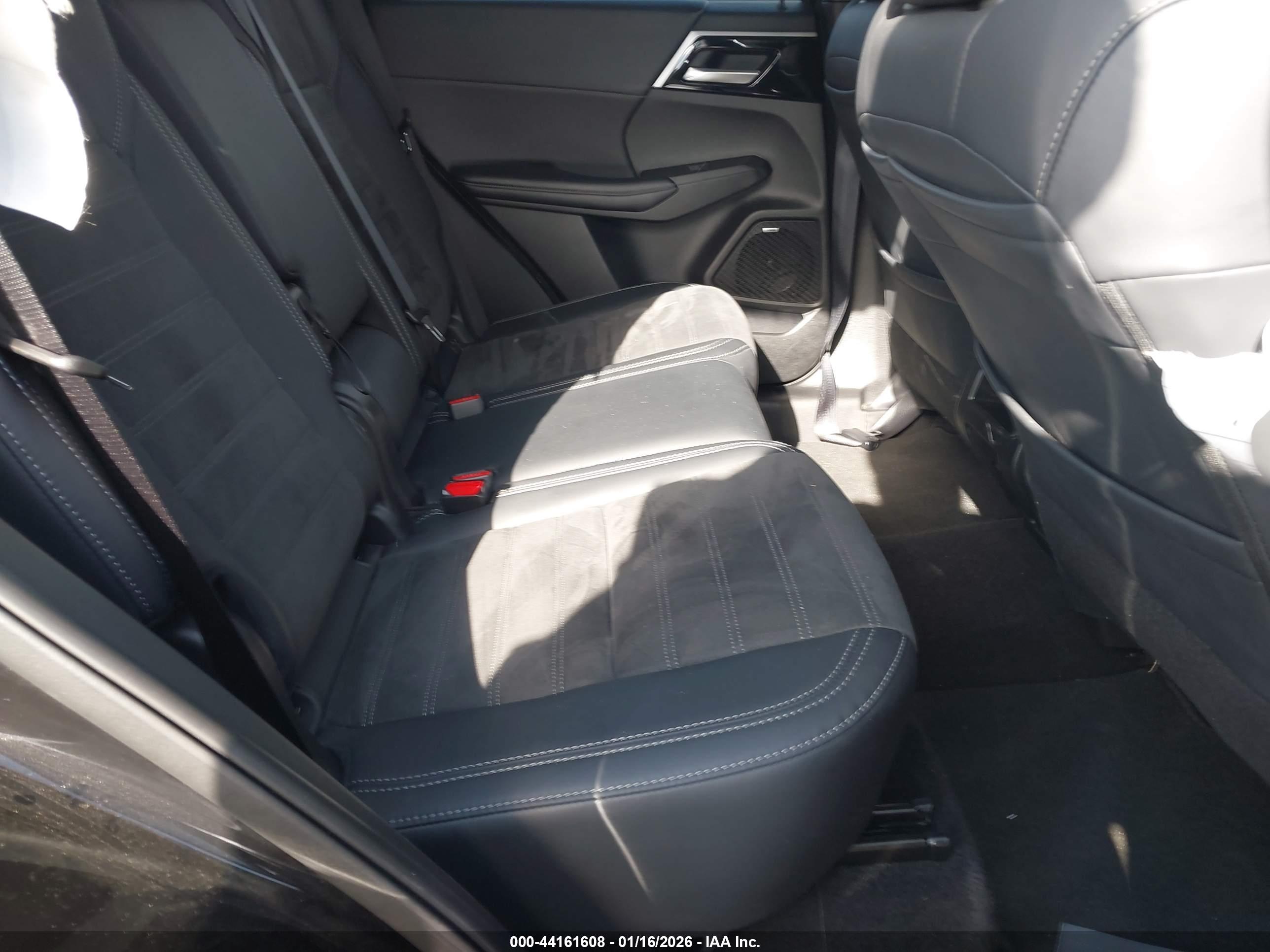 MITSUBISHI OUTLANDER image 8