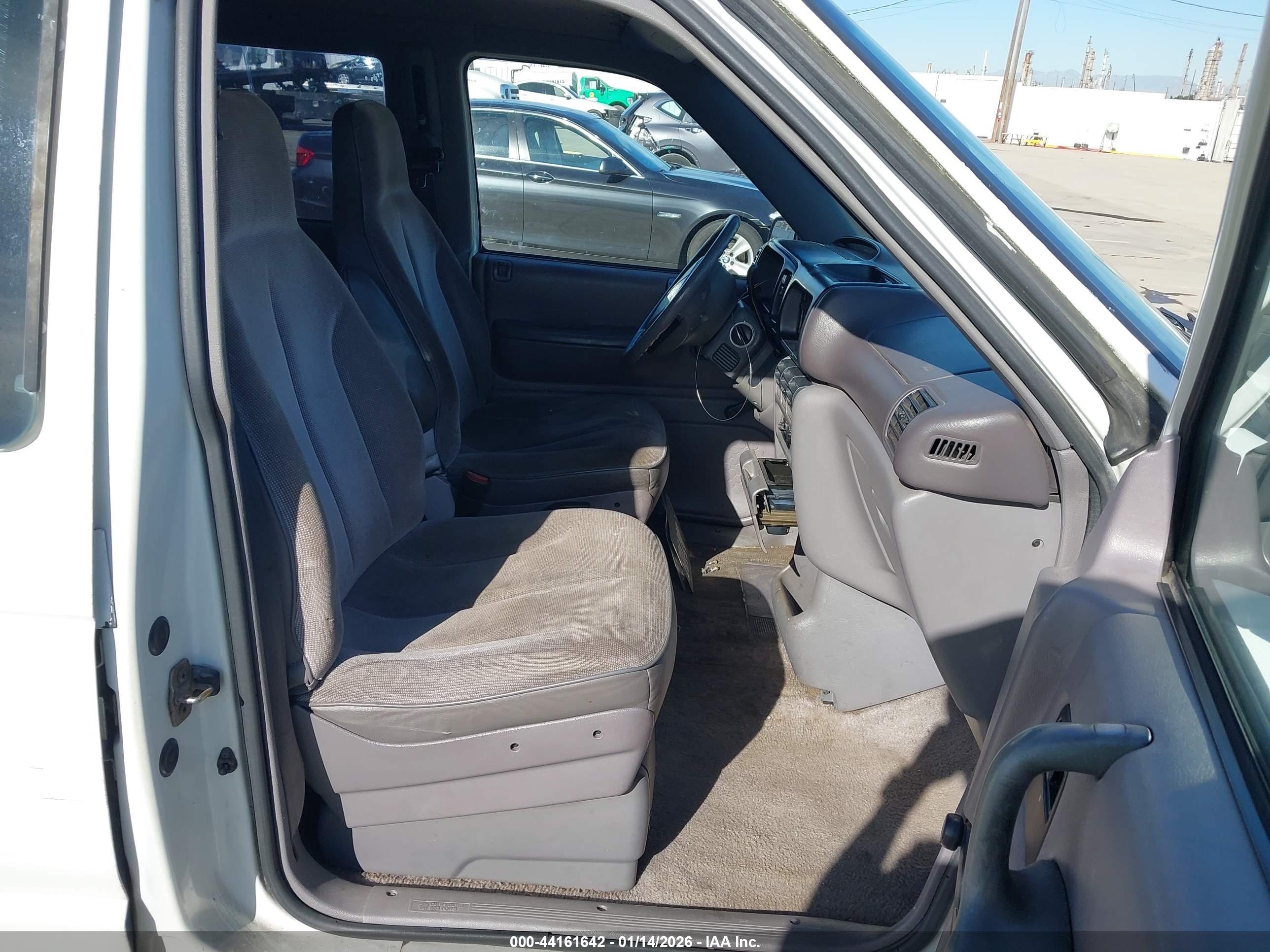 PLYMOUTH VOYAGER image 5