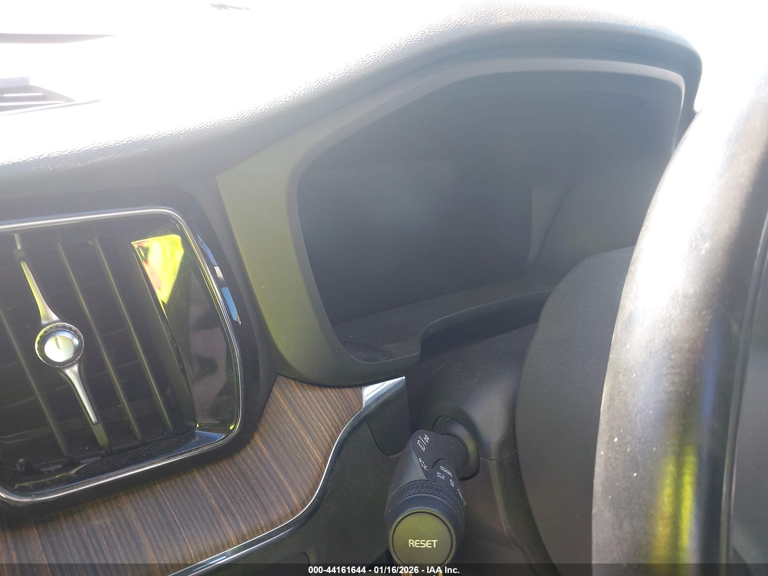 VOLVO XC60 image 7