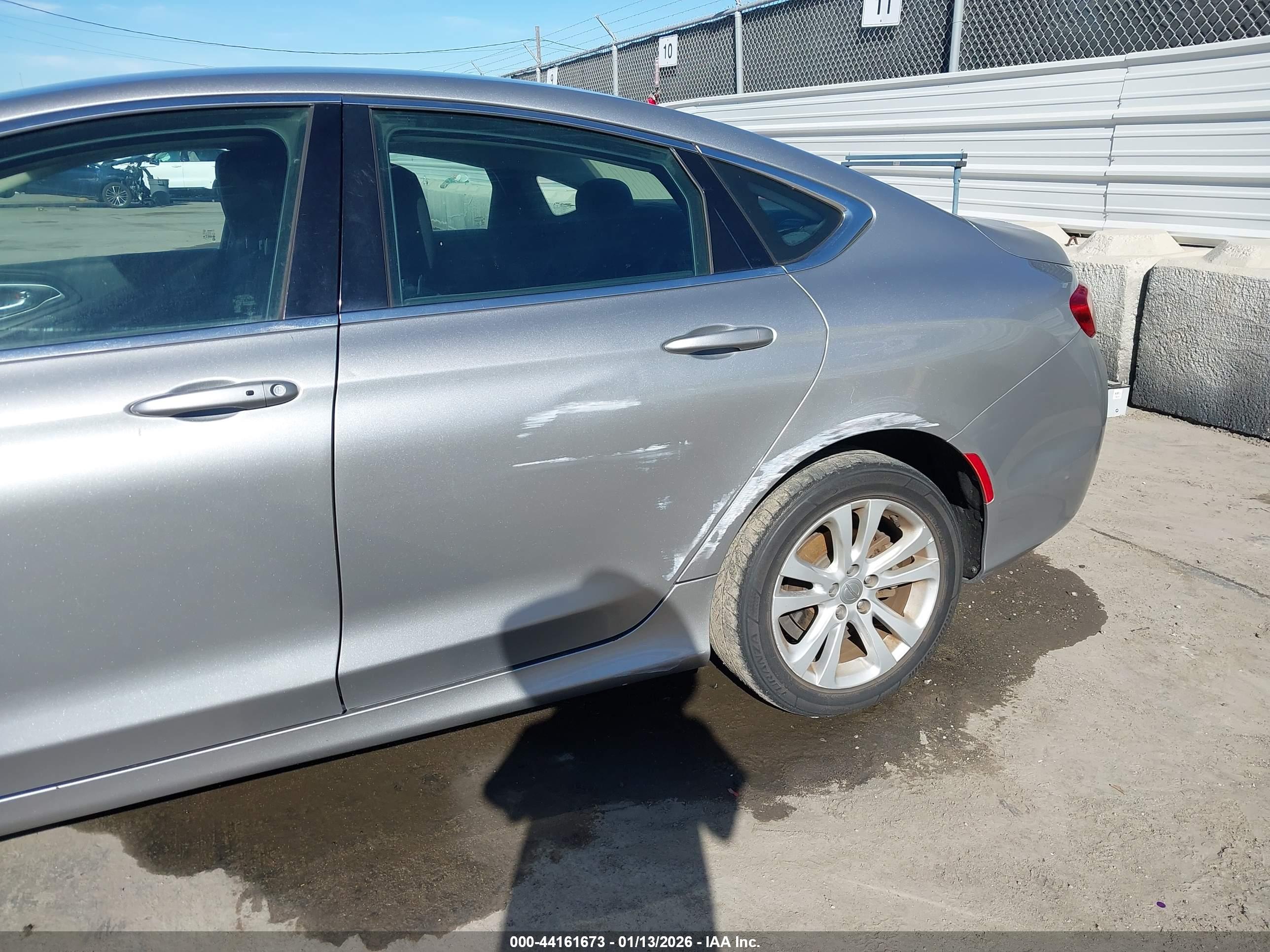 CHRYSLER 200 image 6