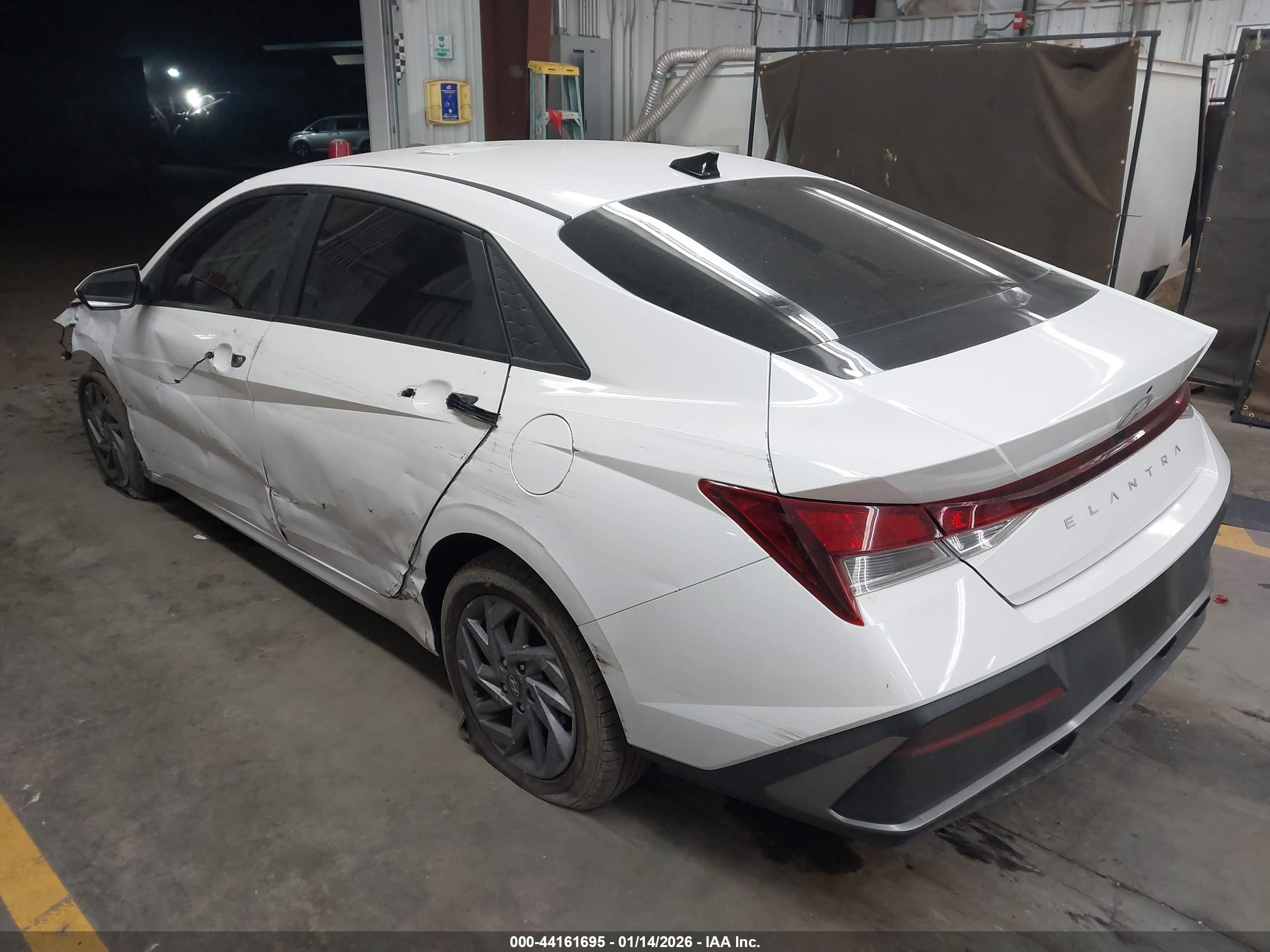 HYUNDAI ELANTRA image 3