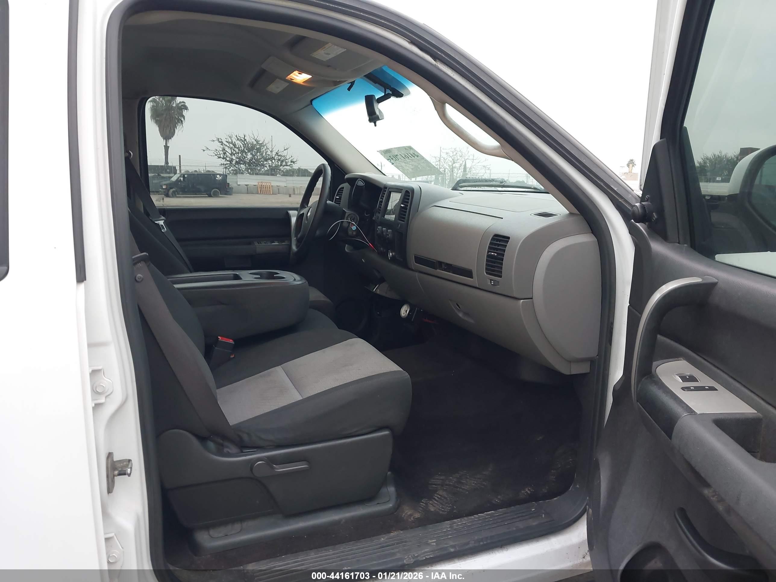 CHEVROLET SILVERADO image 5