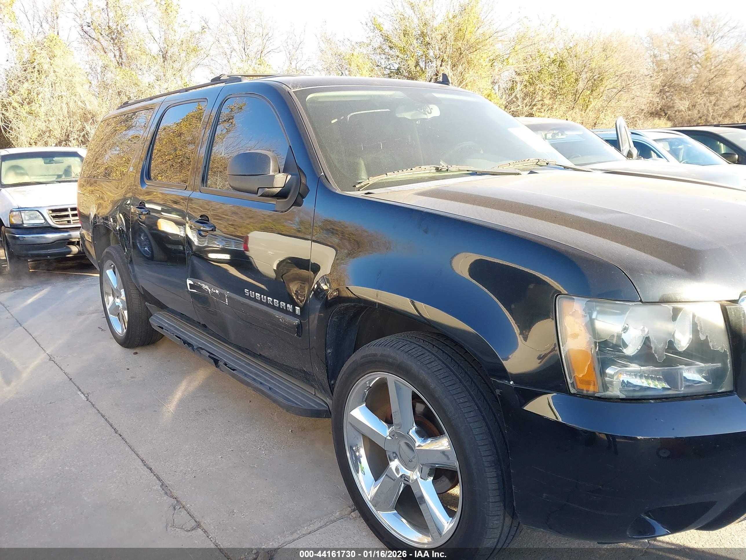 CHEVROLET SUBURBAN image 6