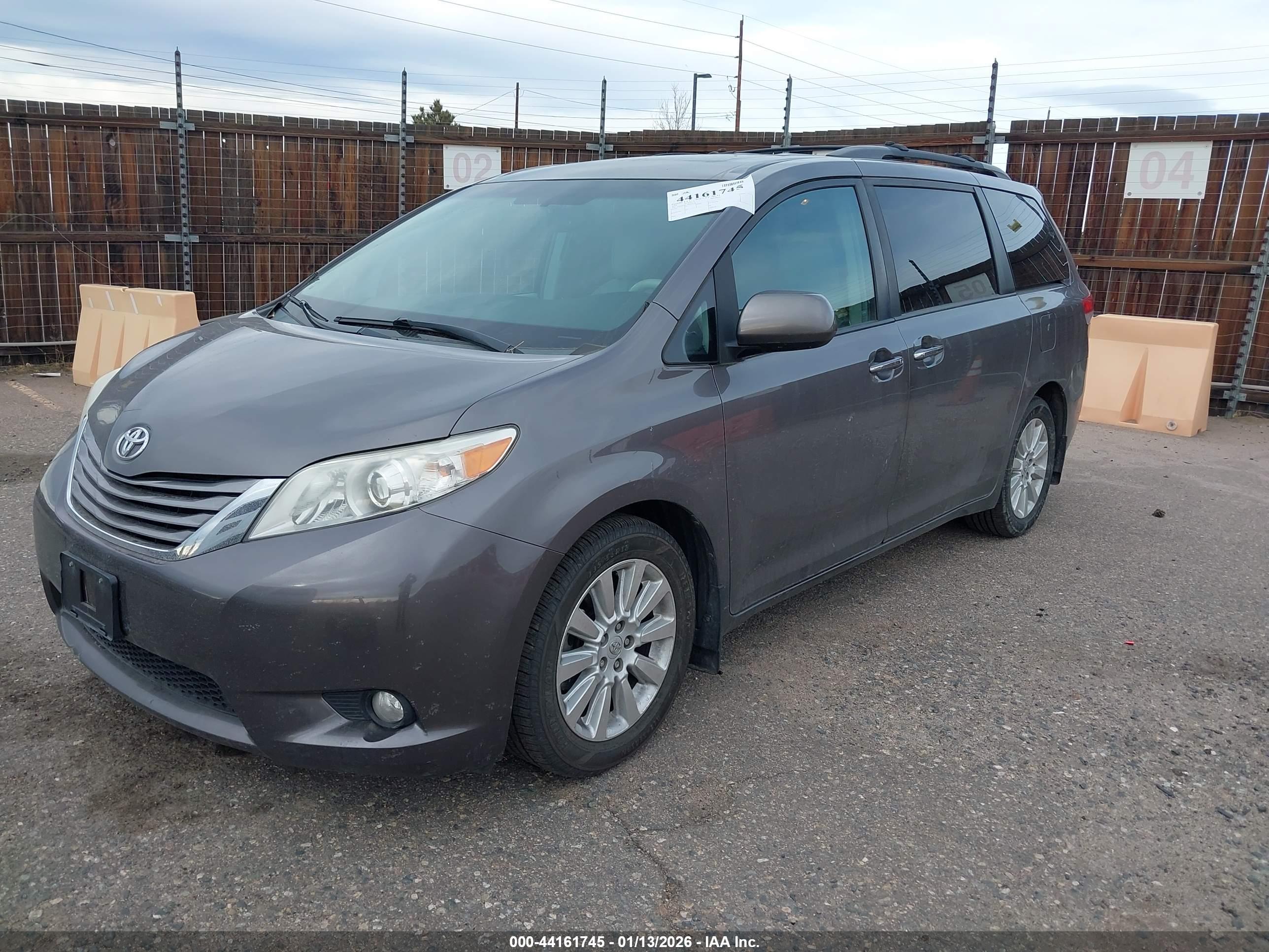 TOYOTA SIENNA image 2