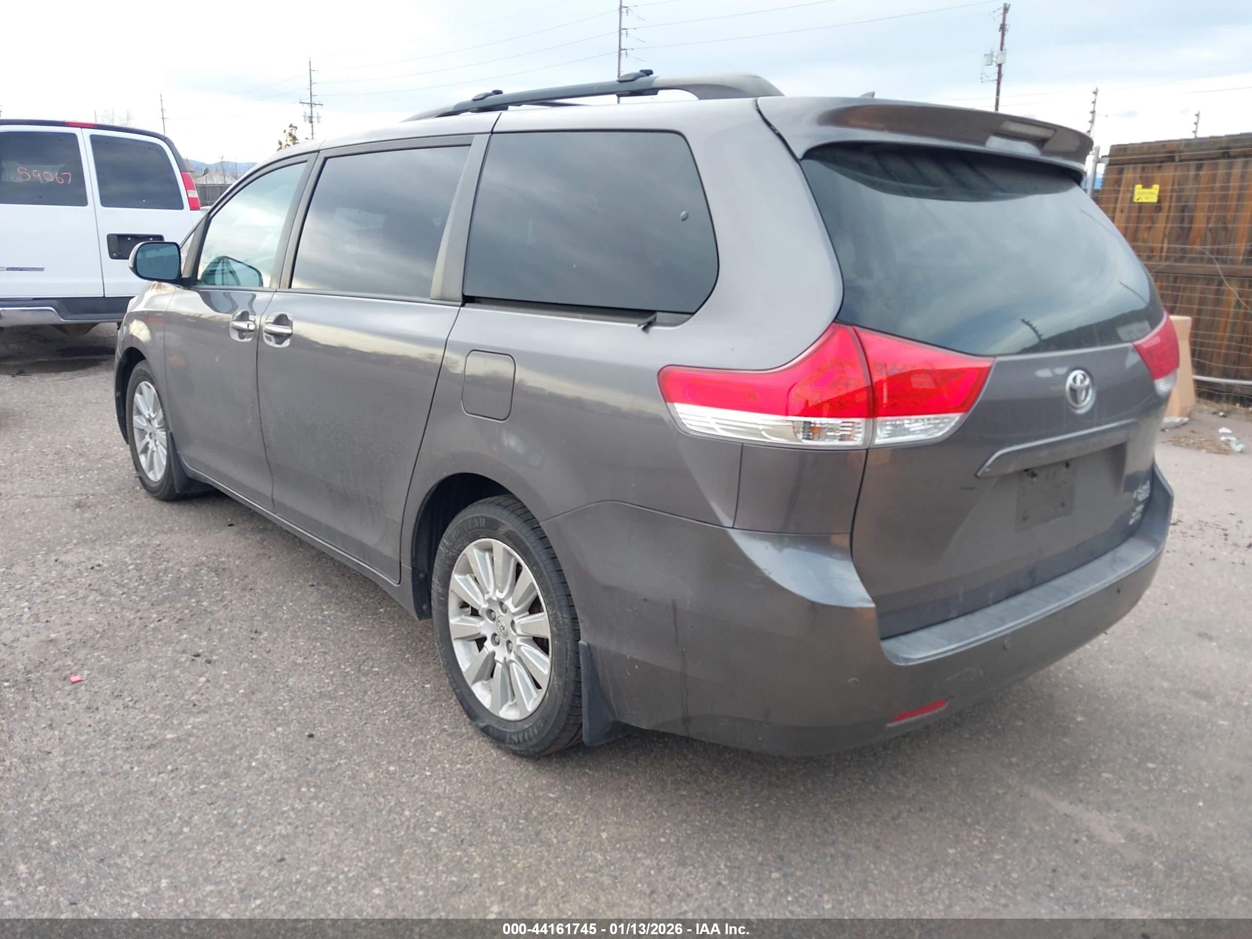 TOYOTA SIENNA image 3