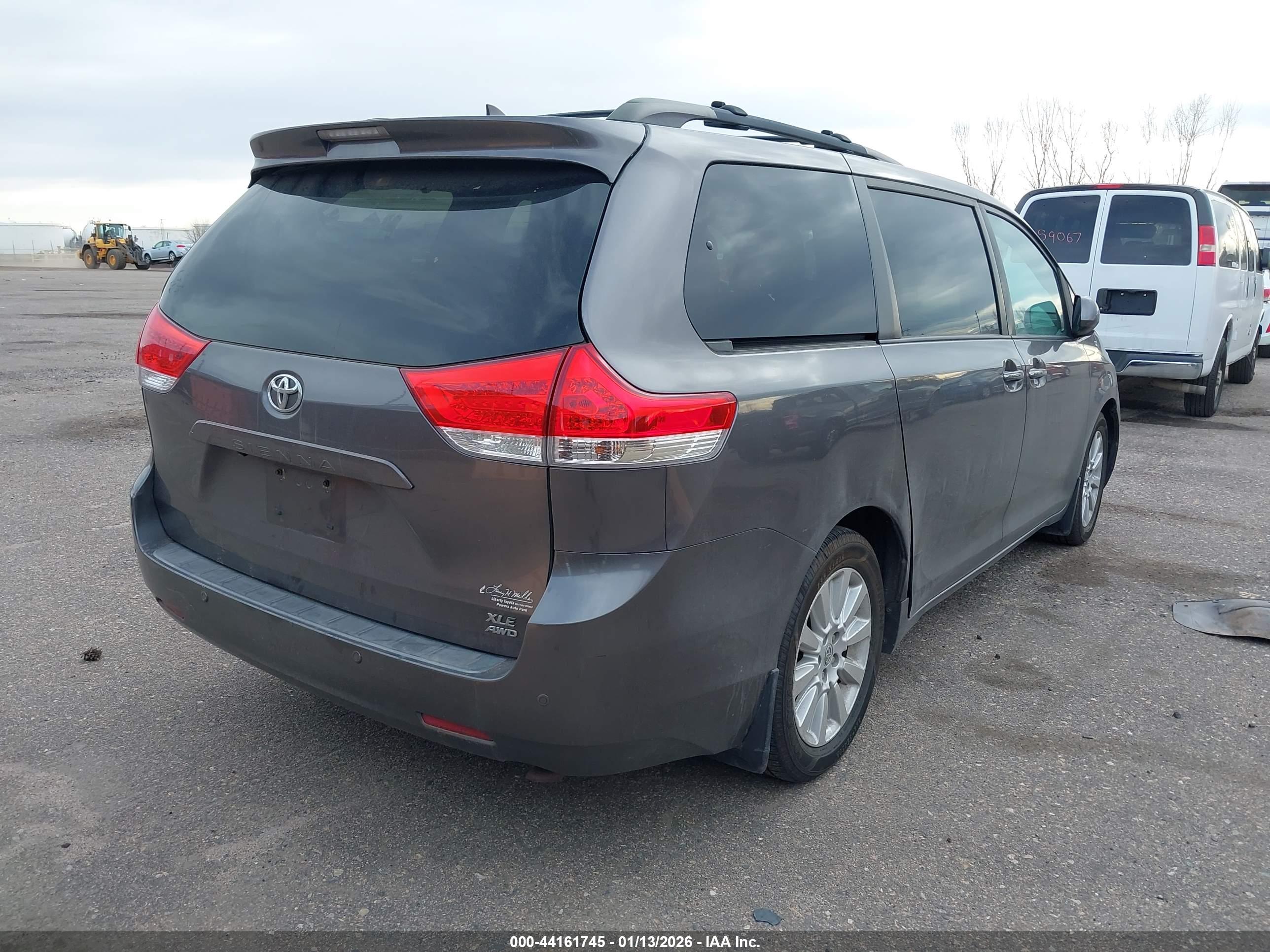 TOYOTA SIENNA image 4