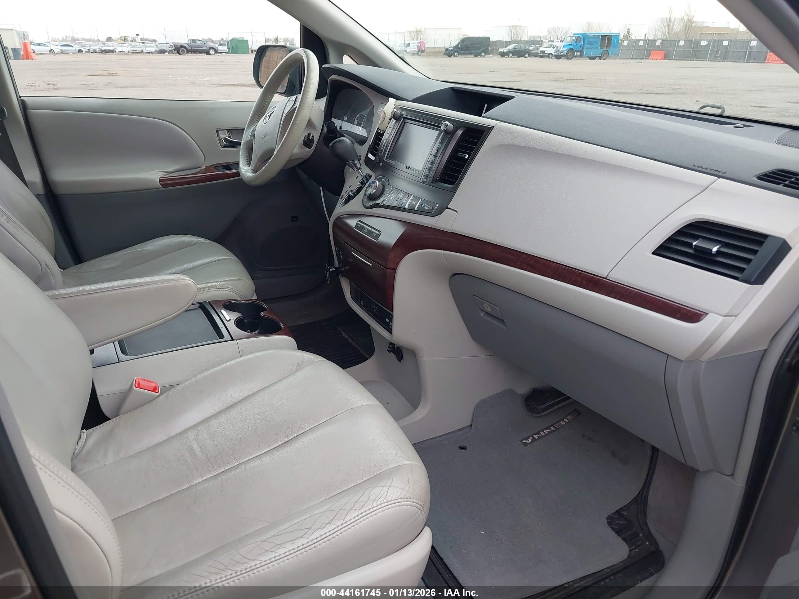TOYOTA SIENNA image 5