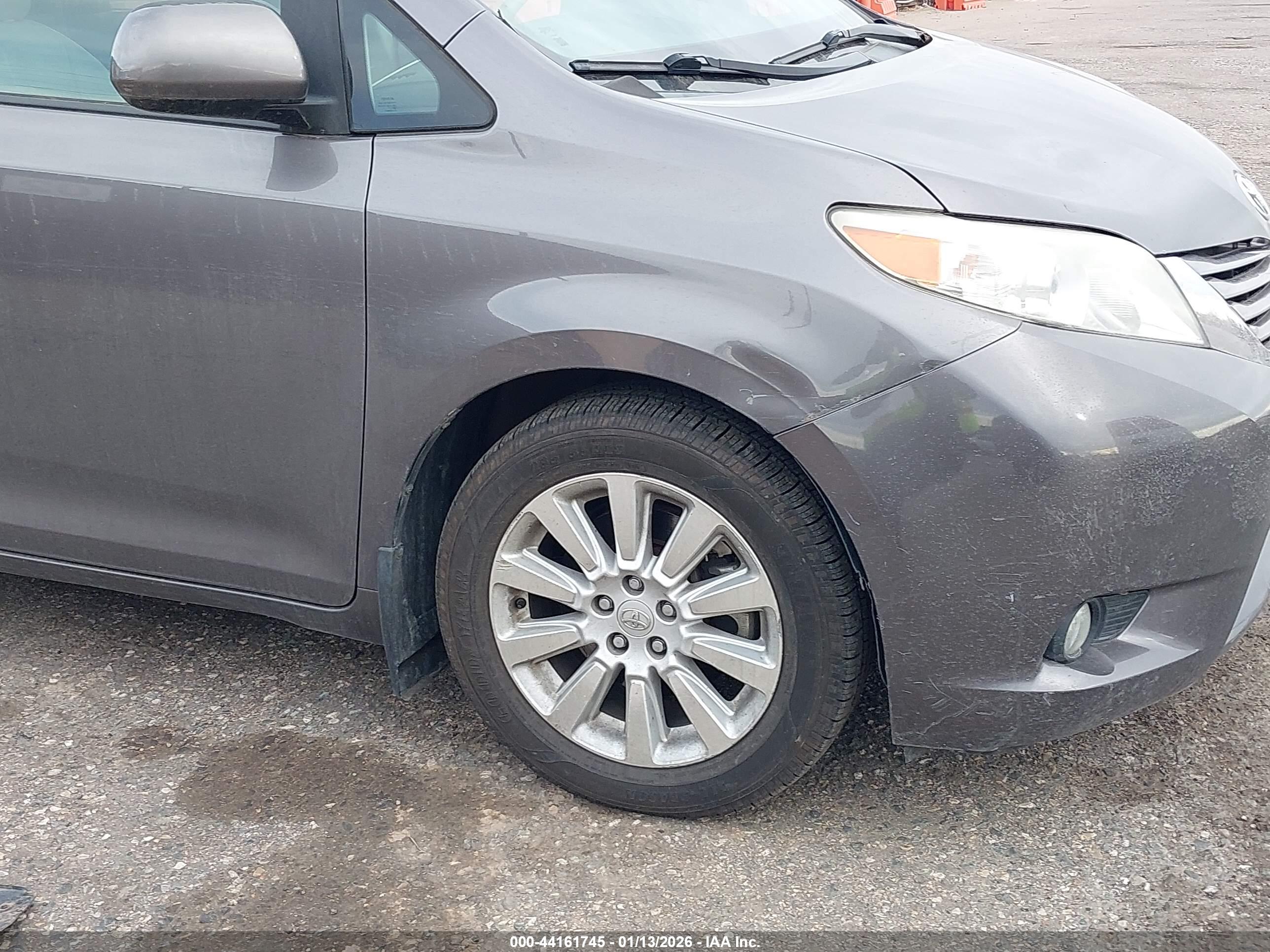 TOYOTA SIENNA image 6