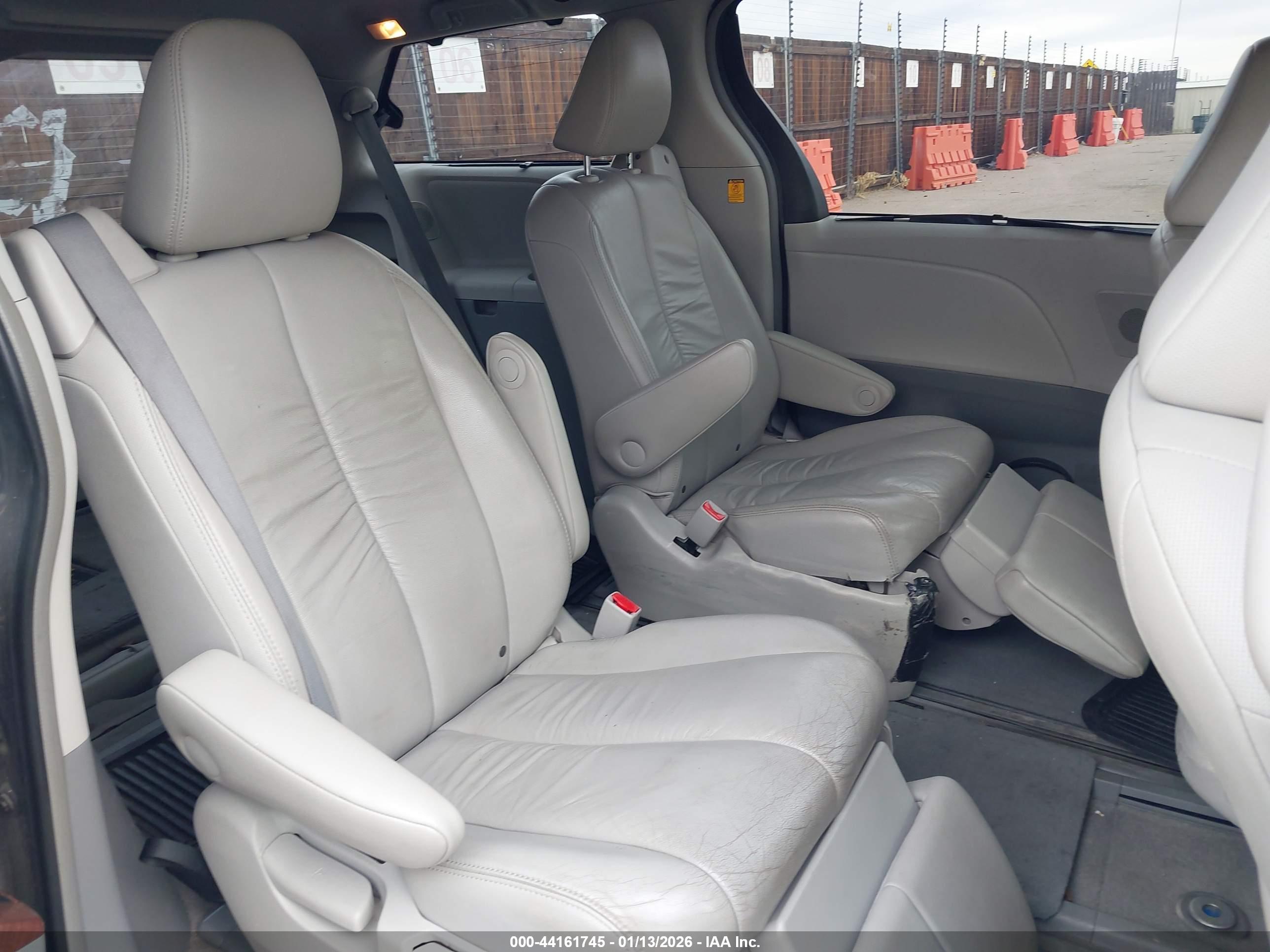 TOYOTA SIENNA image 8