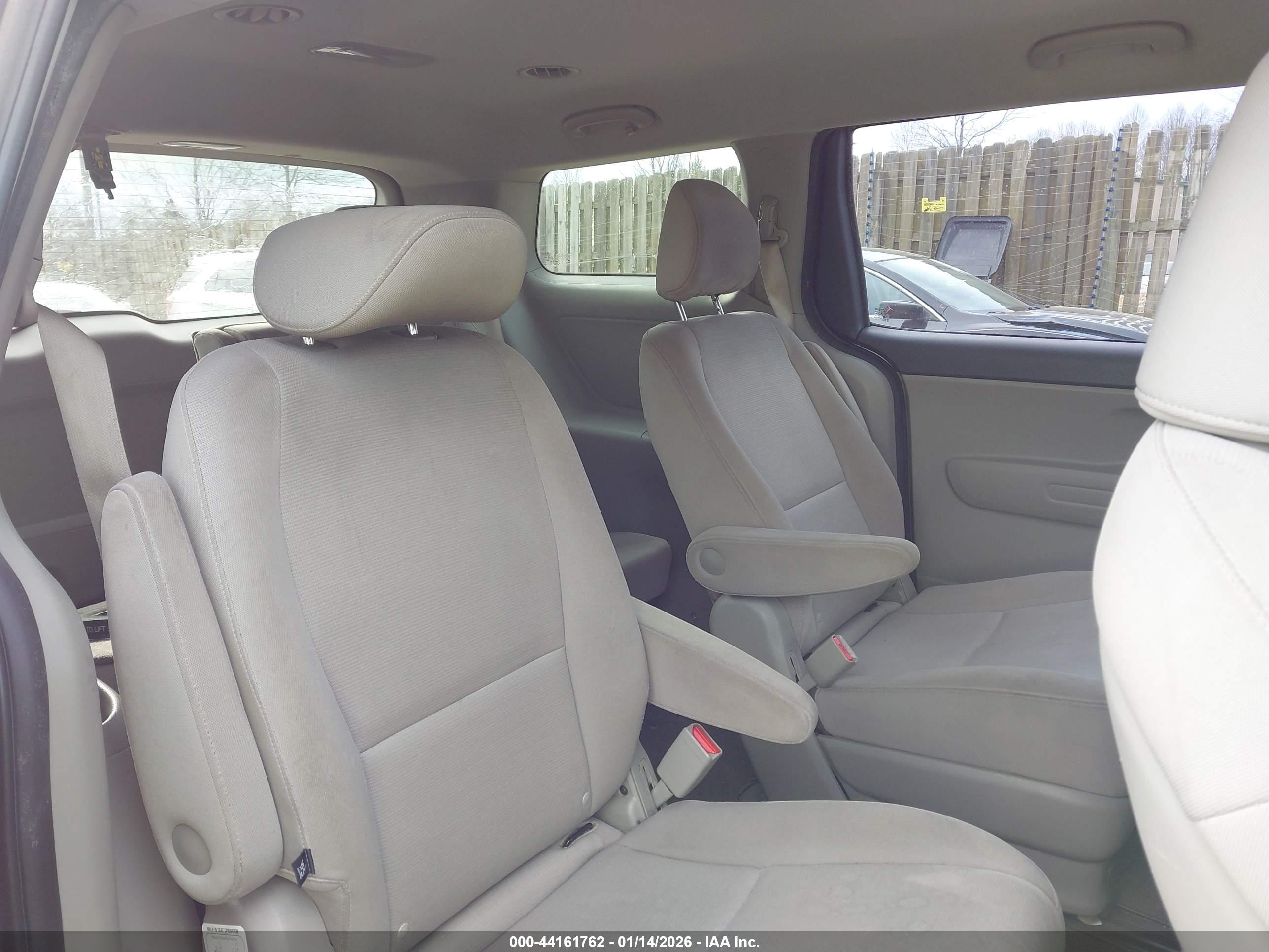 KIA SEDONA image 8