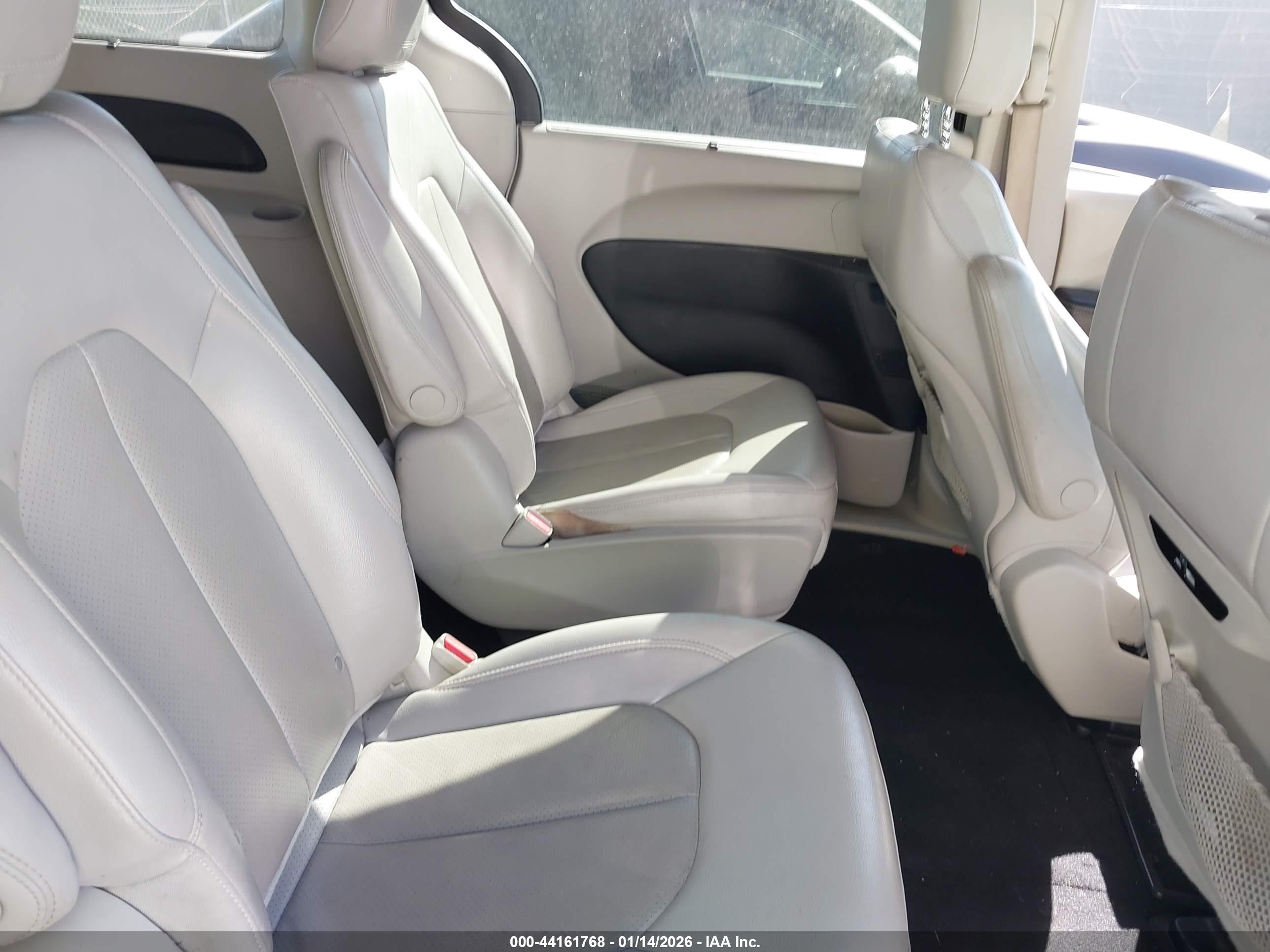 CHRYSLER PACIFICA image 8