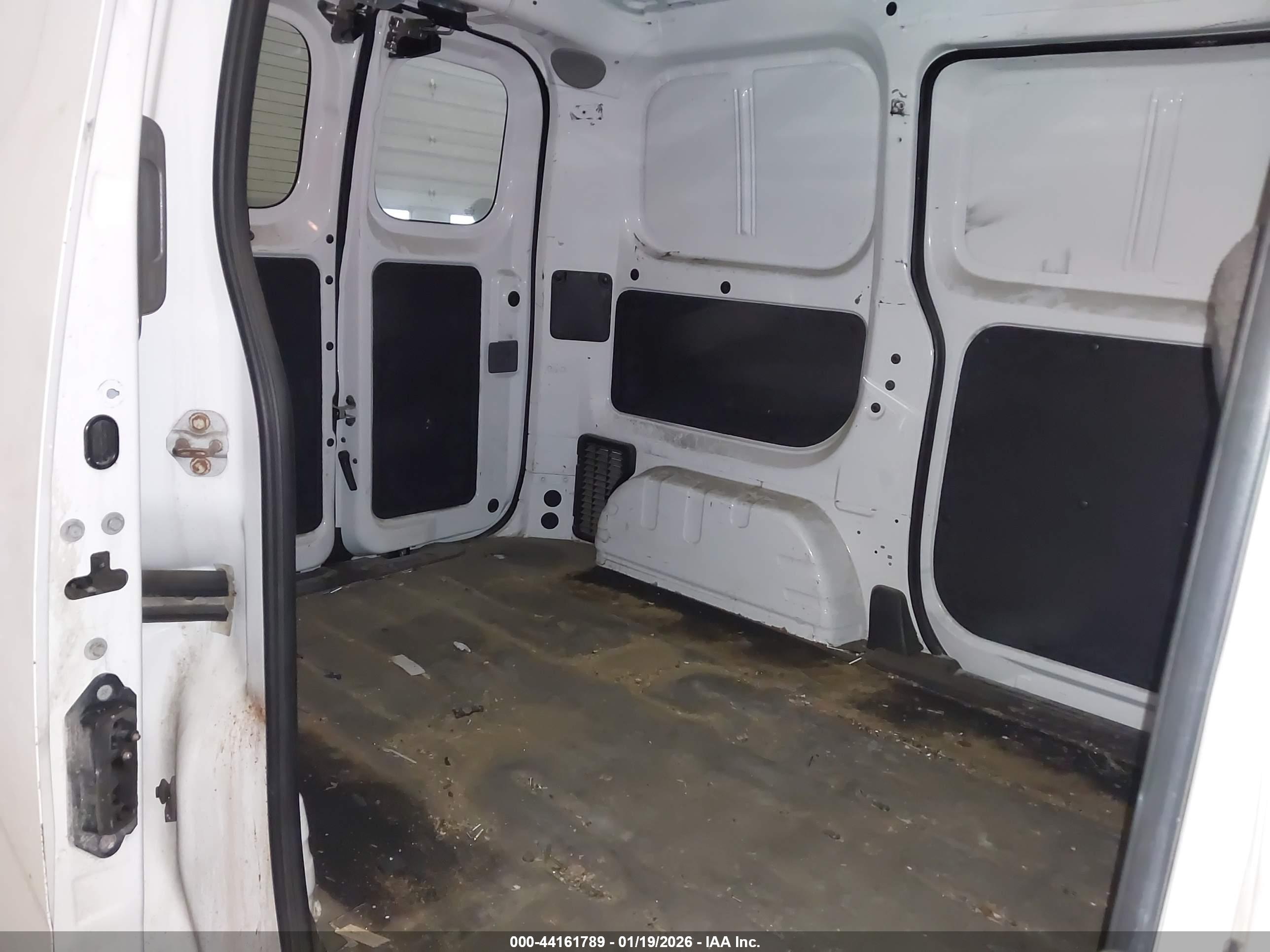 NISSAN NV200 image 8