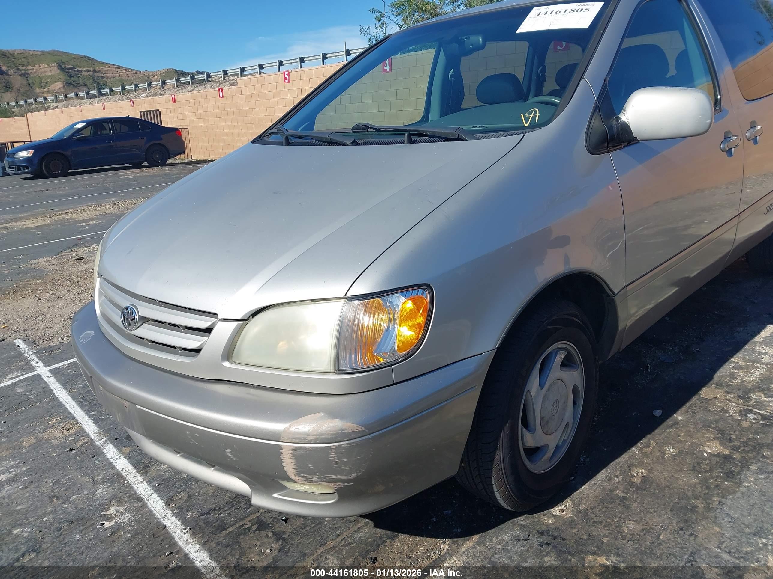 TOYOTA SIENNA image 6