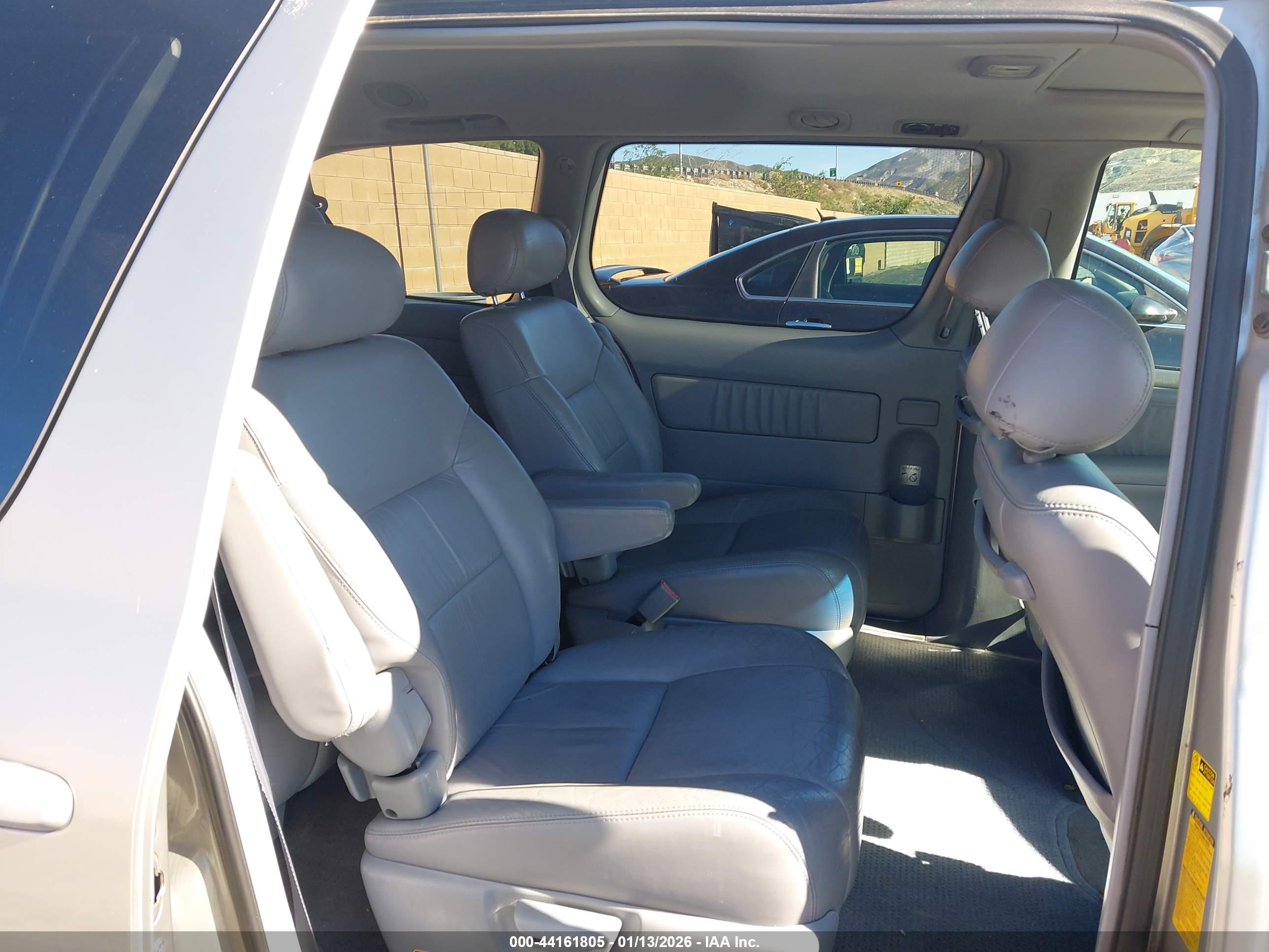 TOYOTA SIENNA image 8