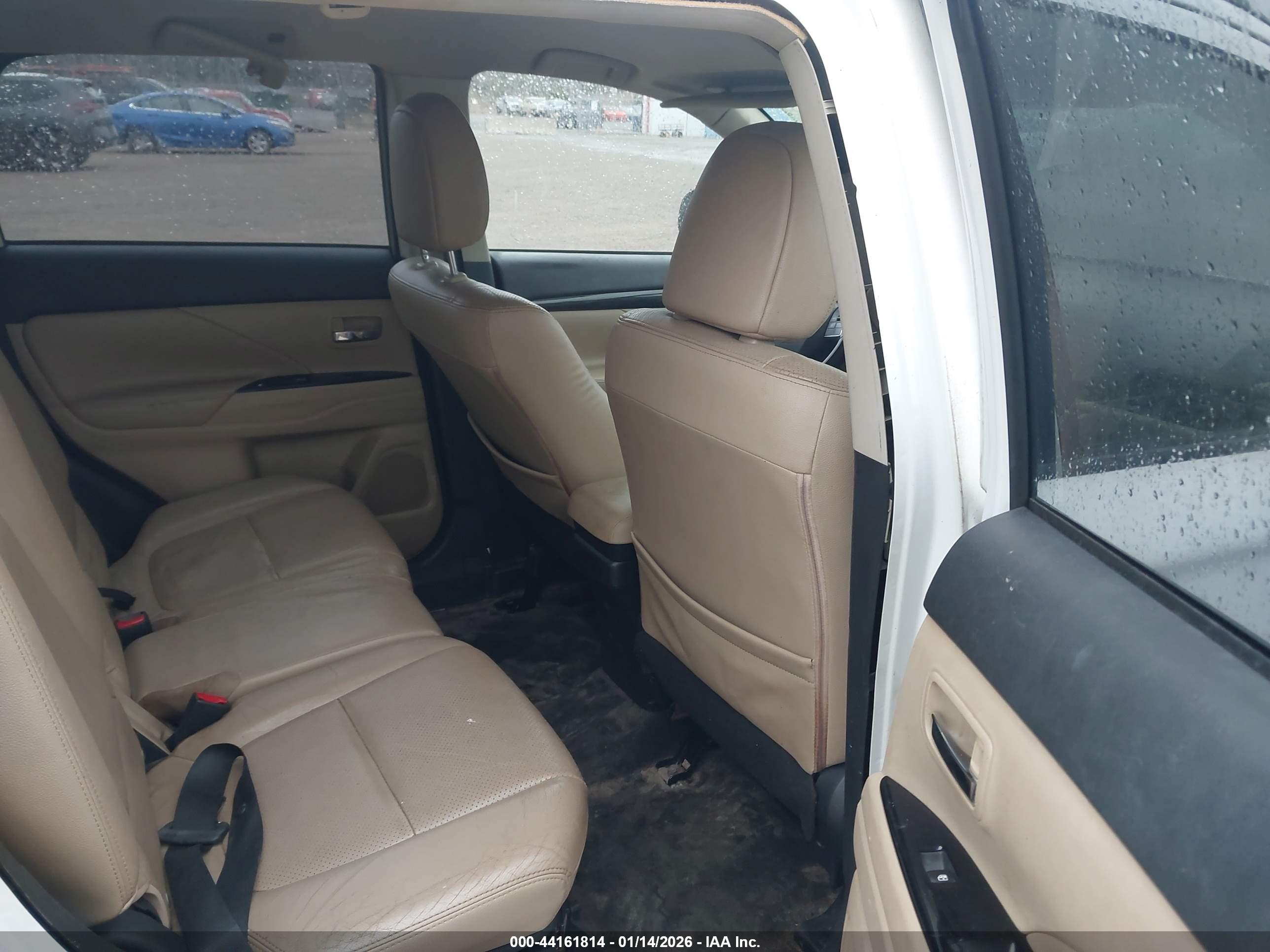 MITSUBISHI OUTLANDER image 8