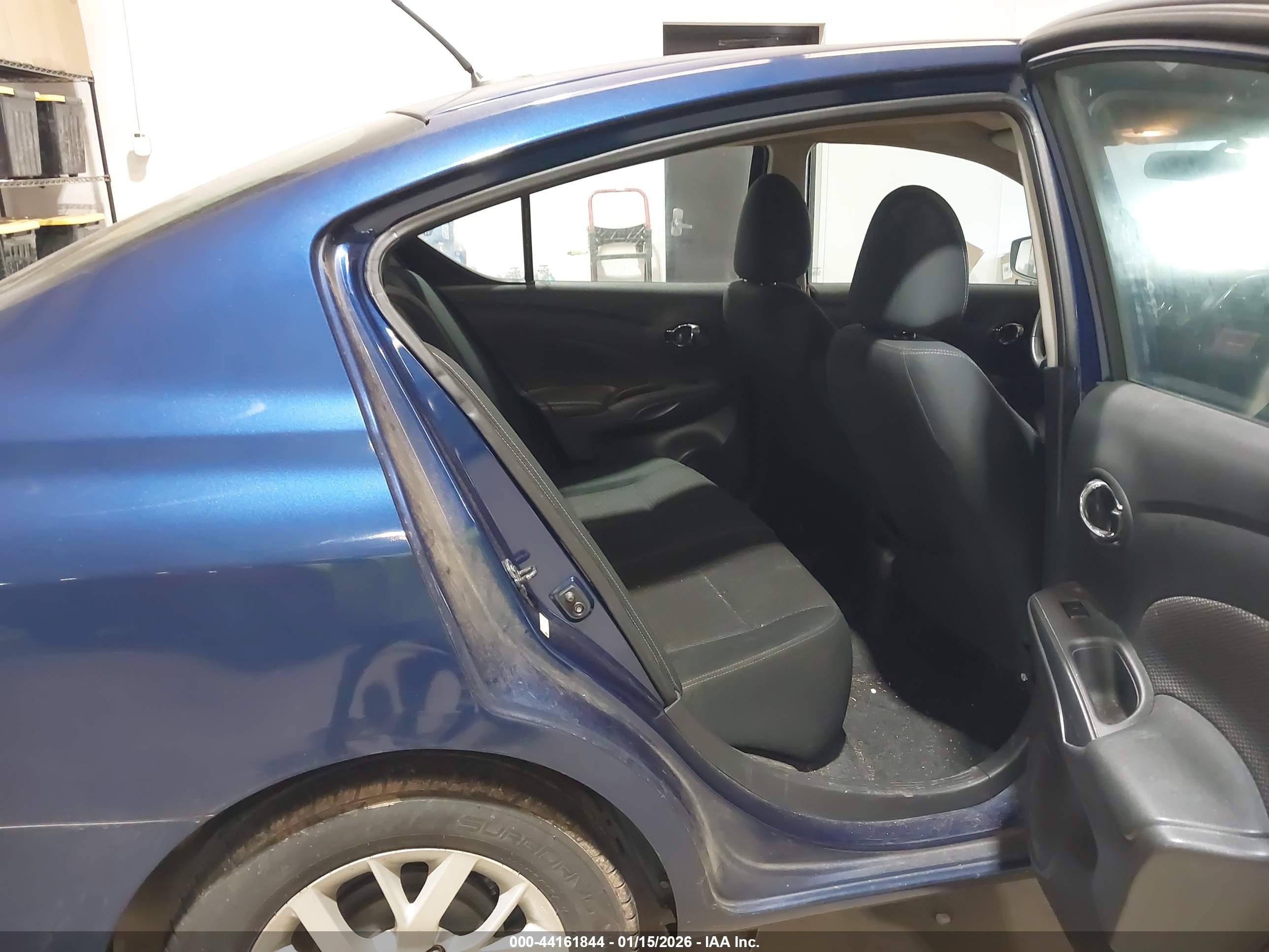 NISSAN VERSA image 8