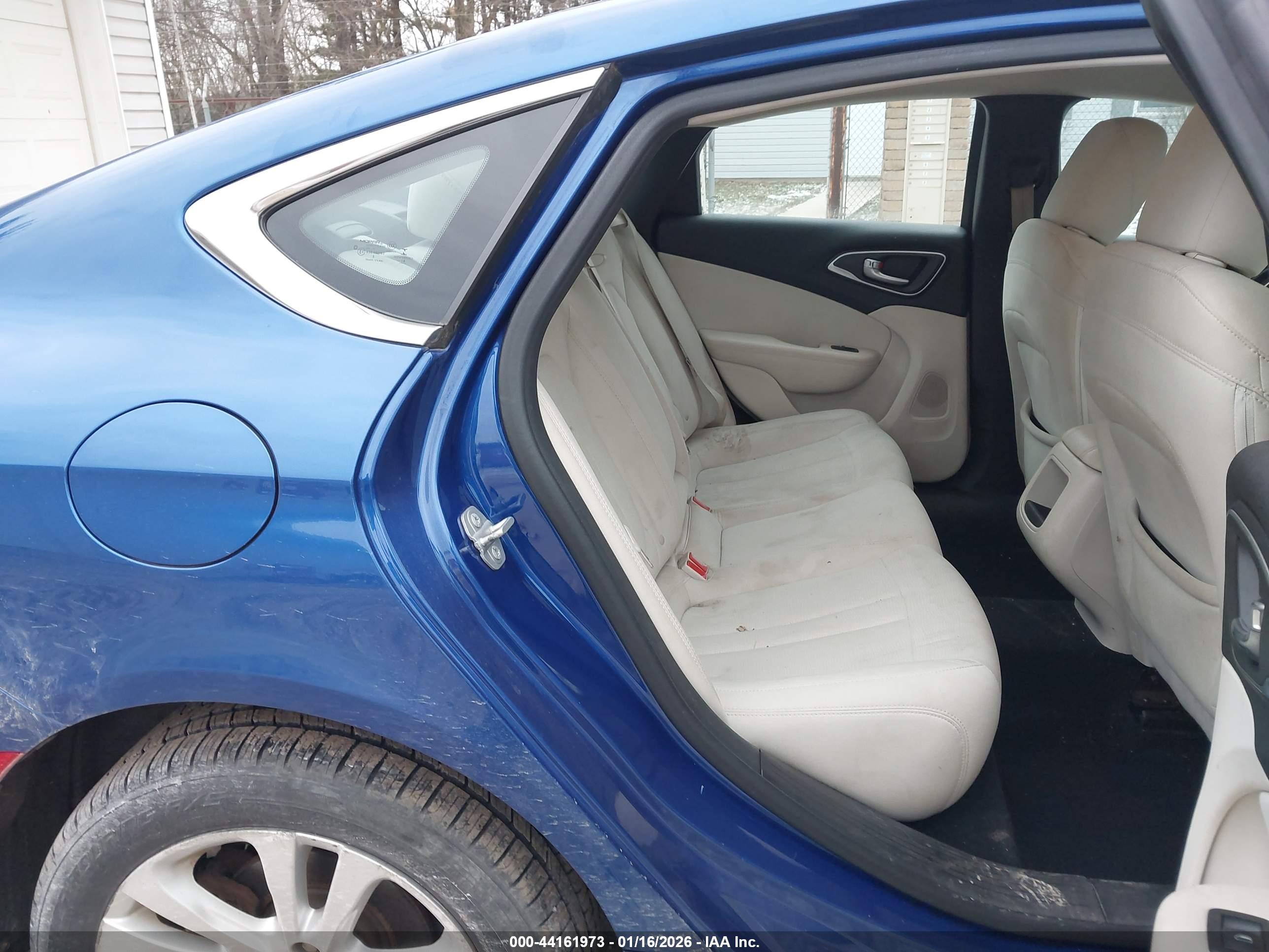 CHRYSLER 200 image 8
