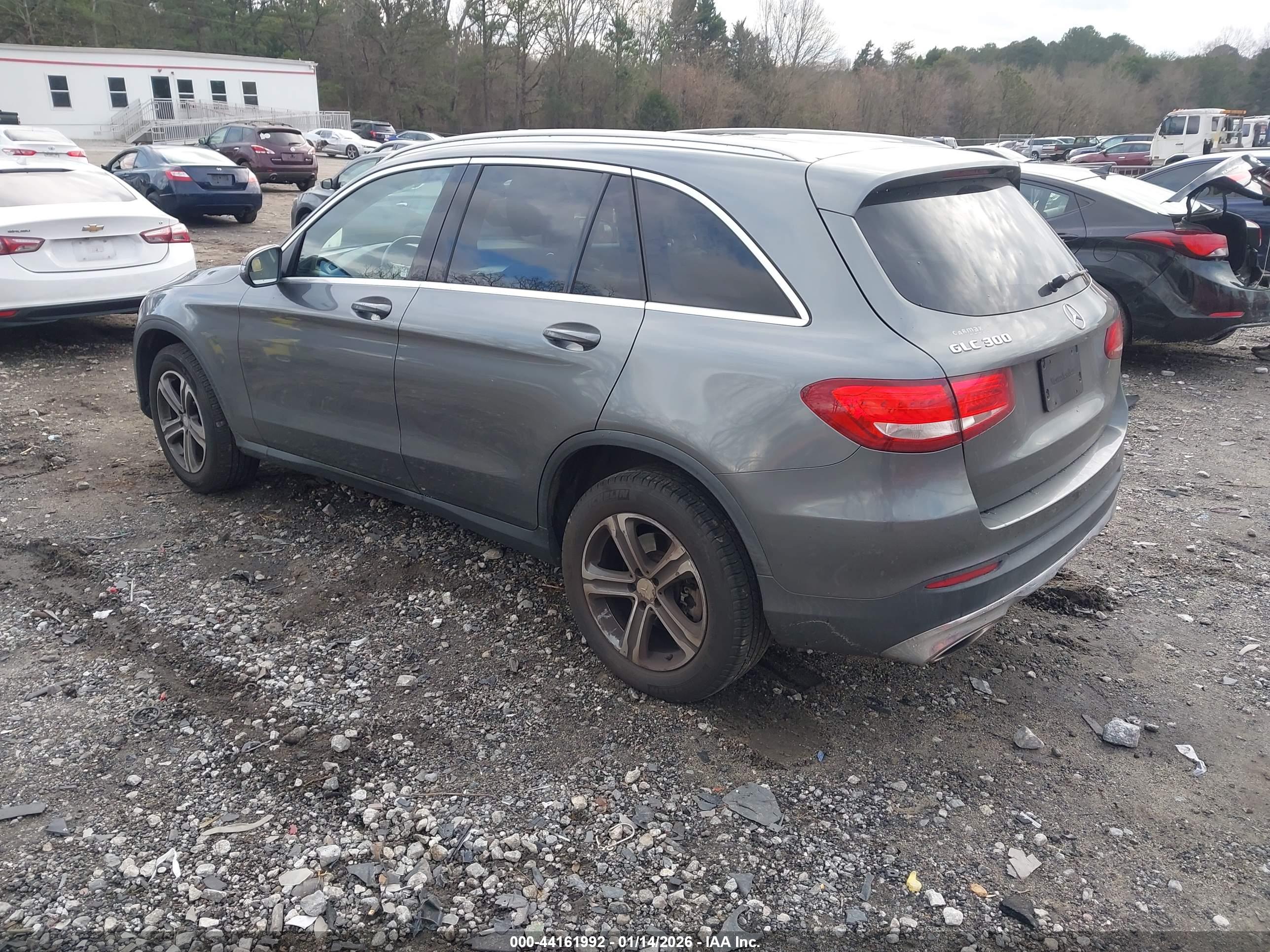 MERCEDES-BENZ GLC image 3
