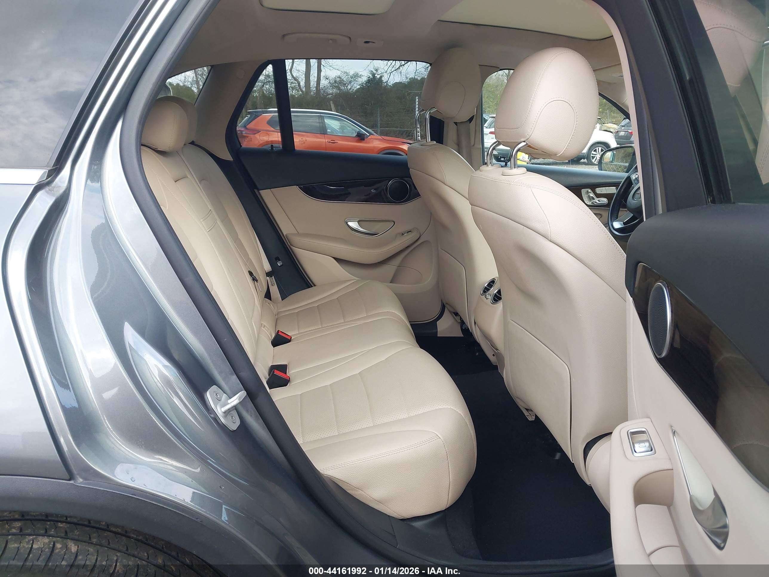 MERCEDES-BENZ GLC image 8