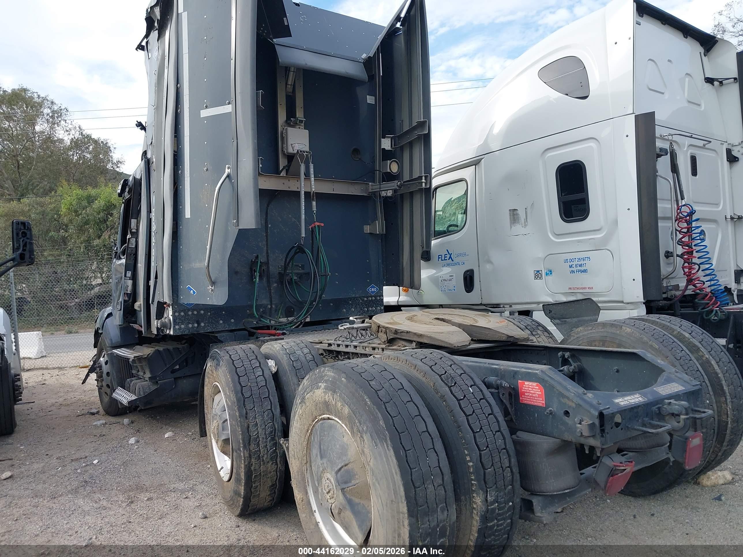 VOLVO VNL image 3