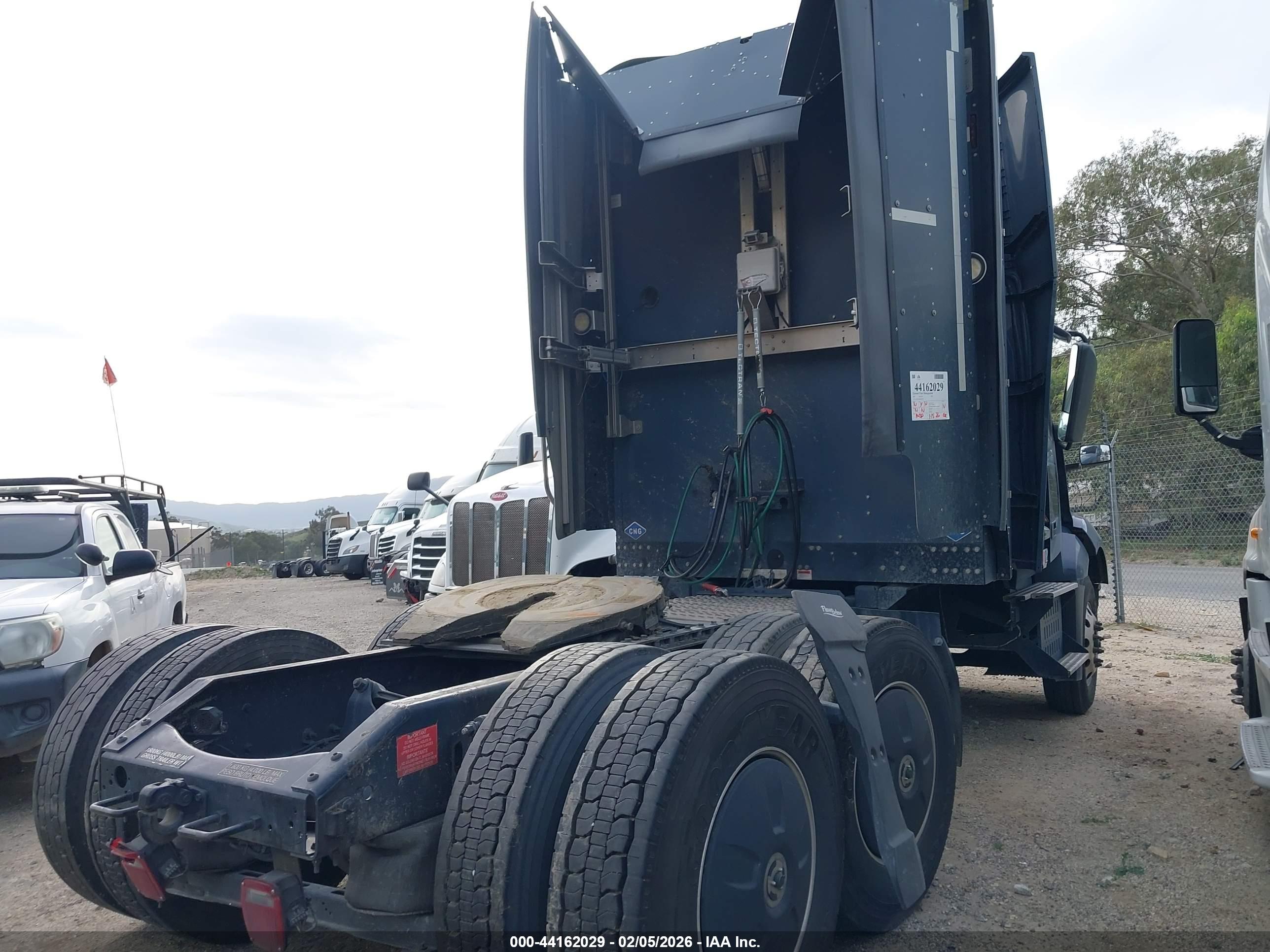 VOLVO VNL image 4