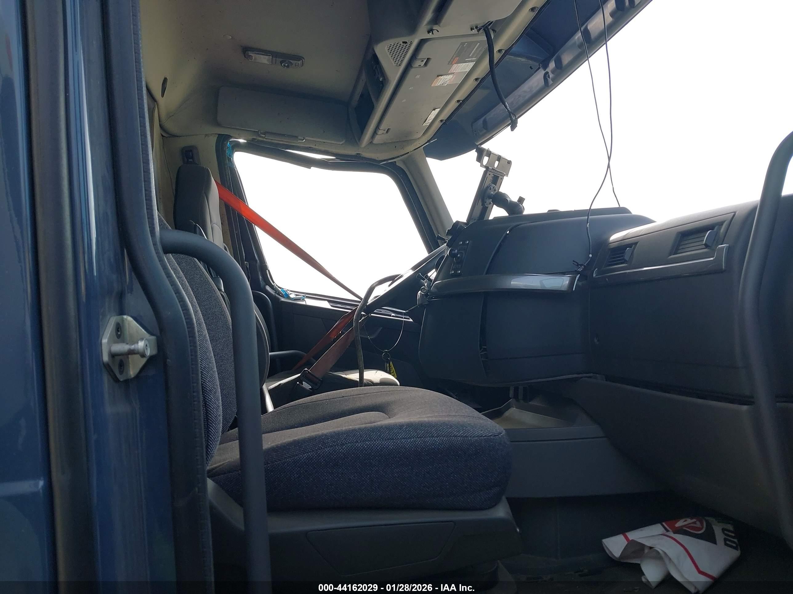 VOLVO VNL image 5