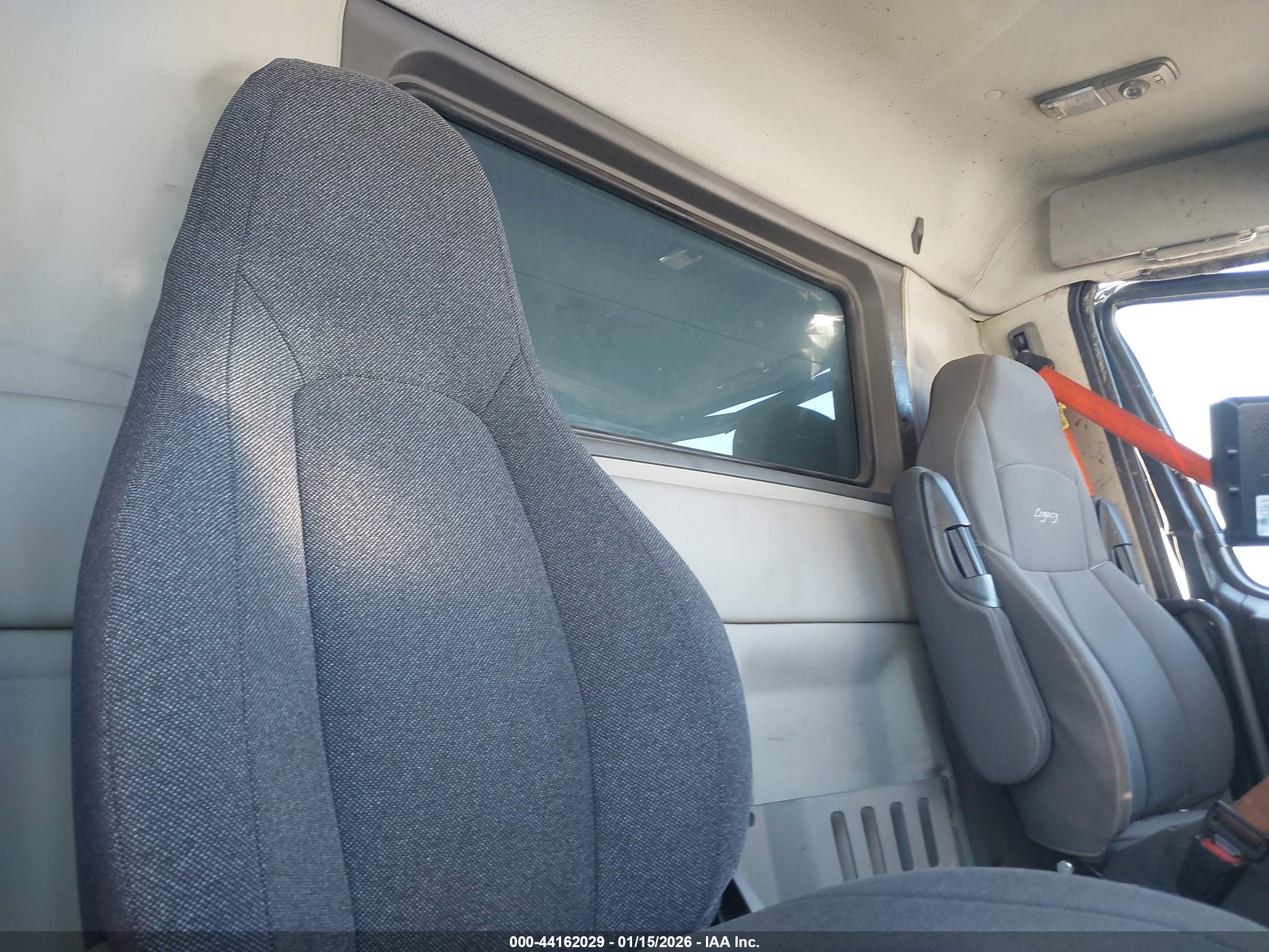 VOLVO VNL image 7