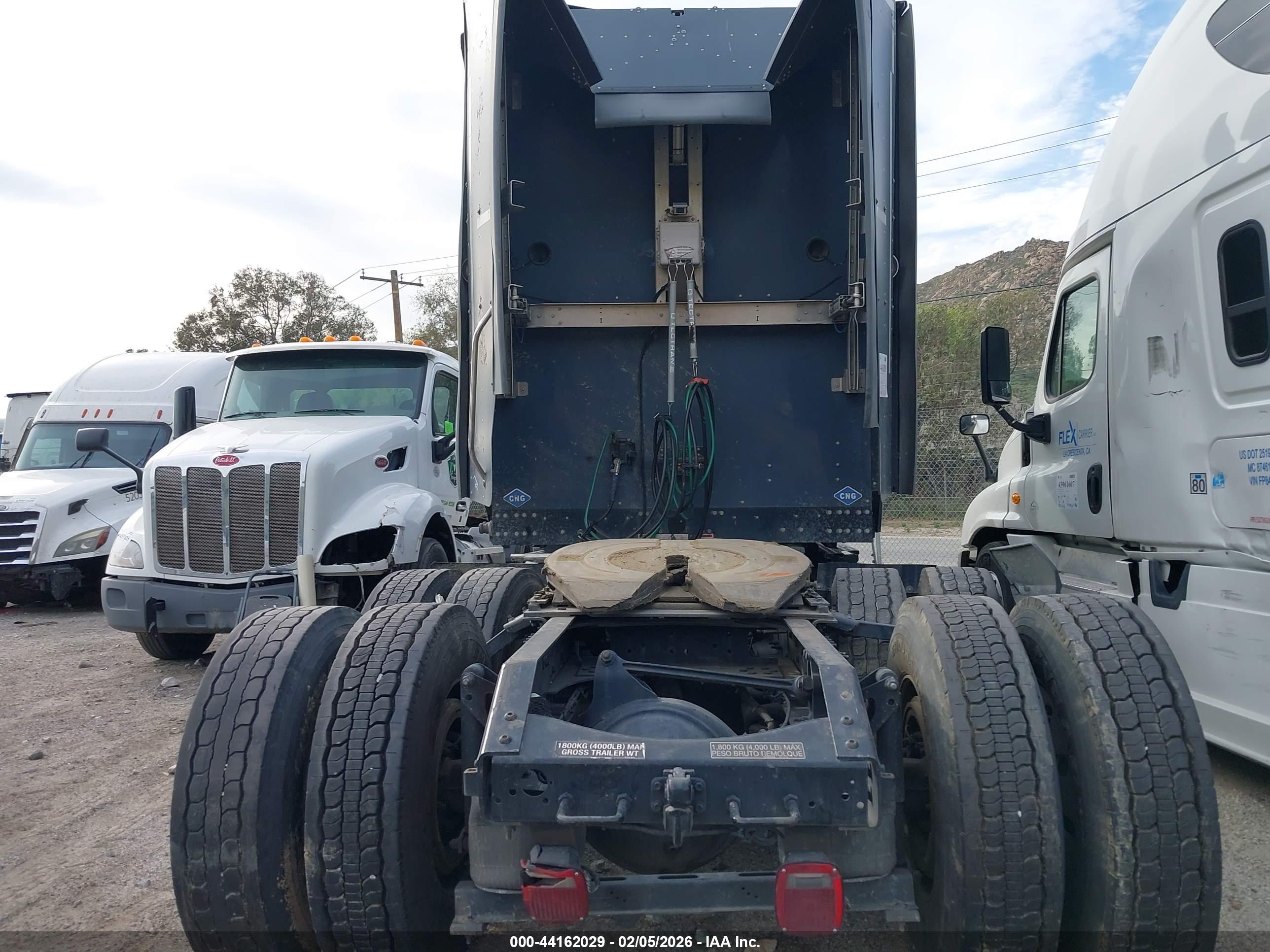 VOLVO VNL image 8