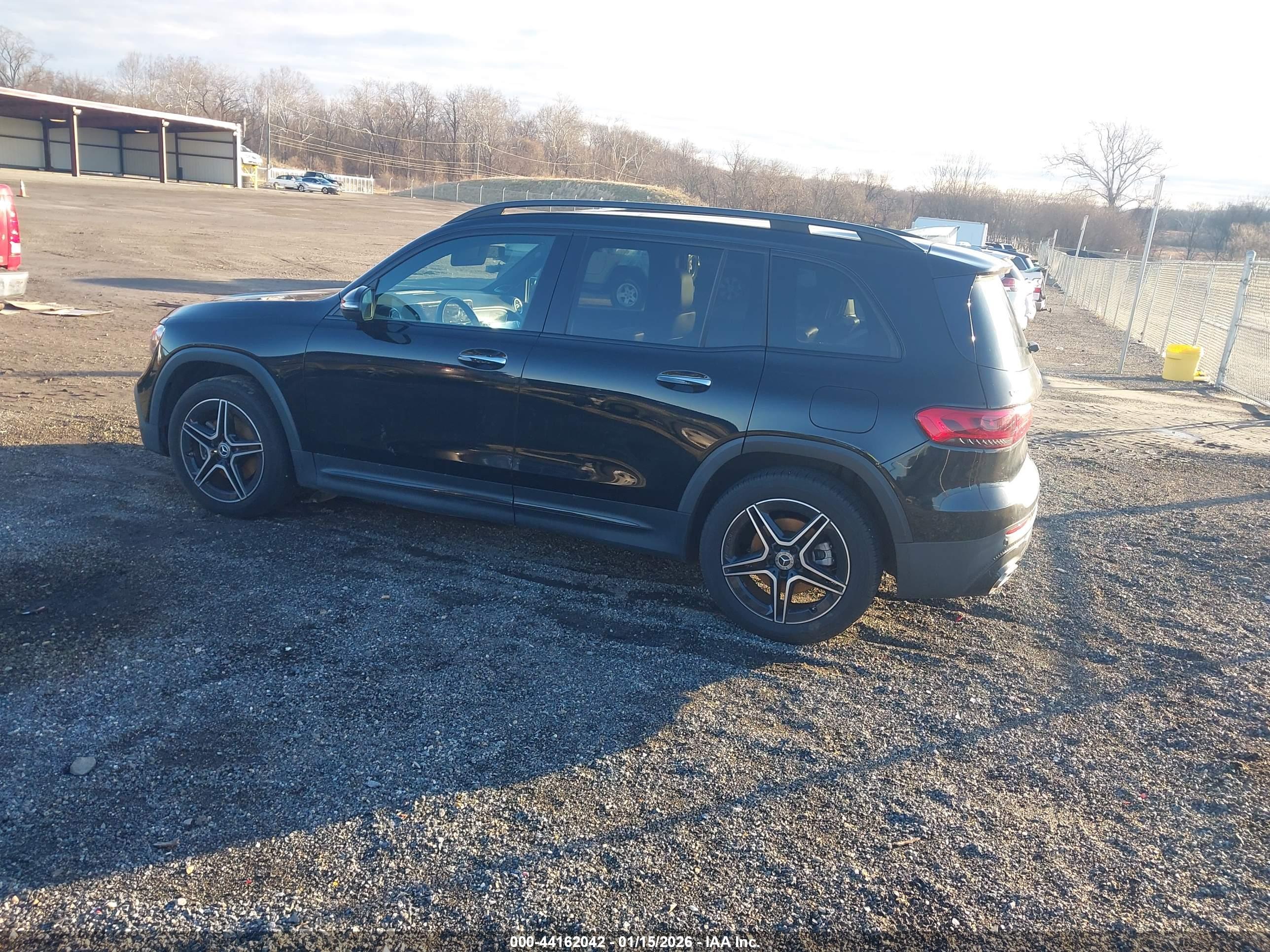 MERCEDES-BENZ GLB image 3