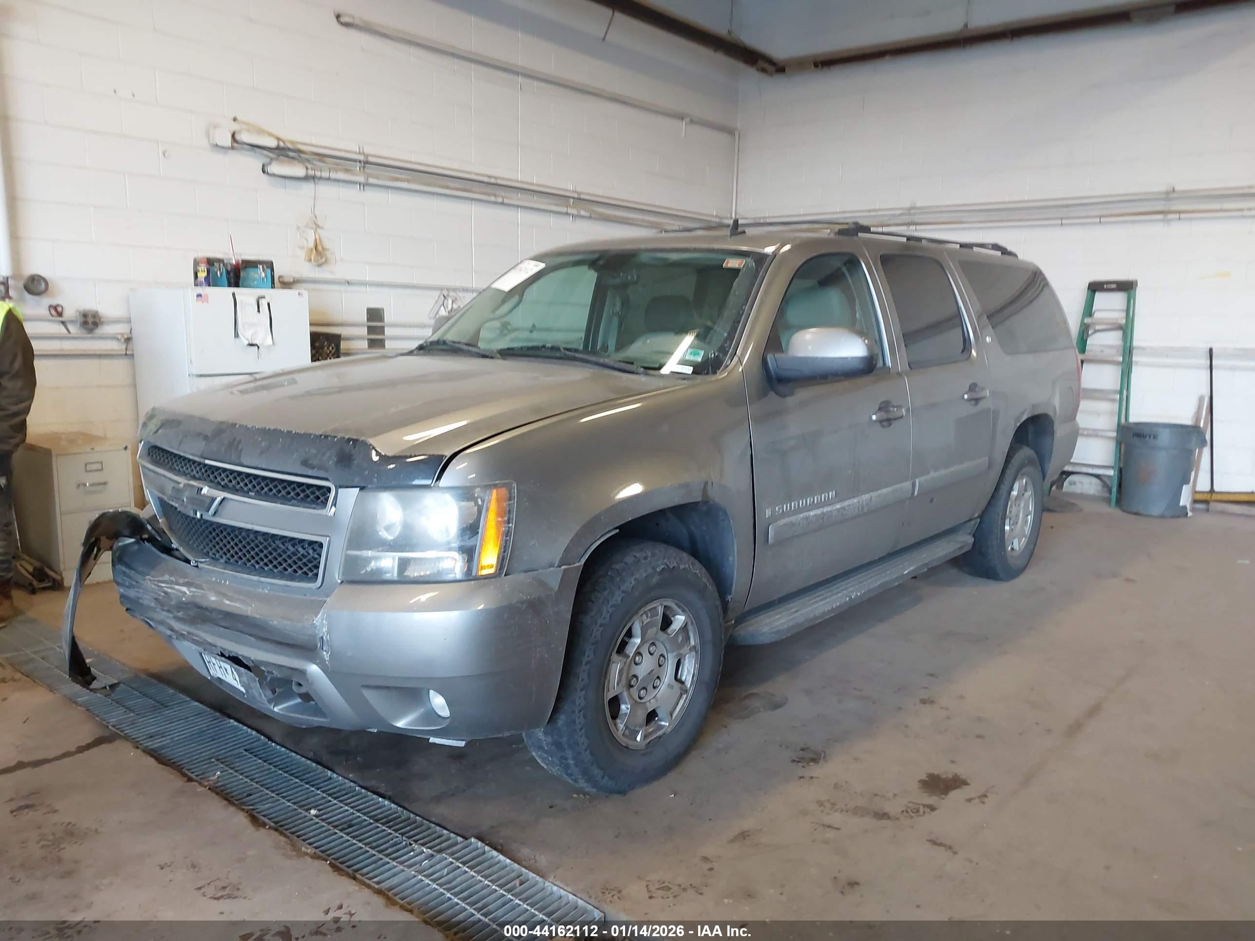 CHEVROLET SUBURBAN image 2